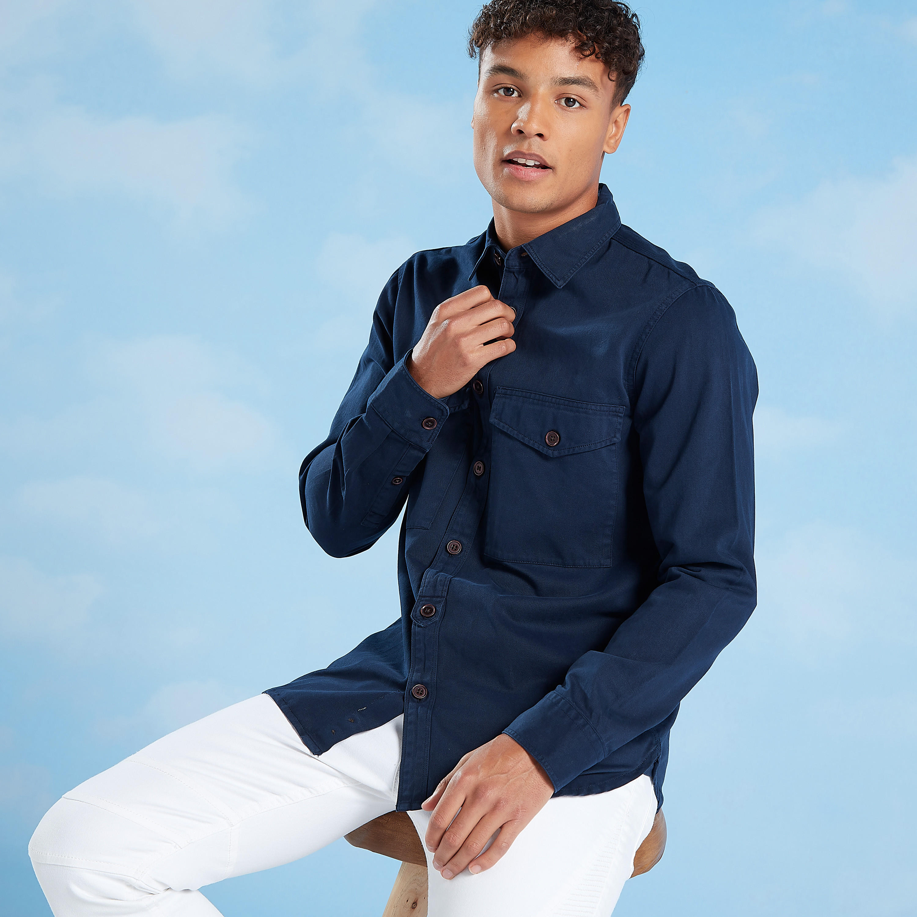 قميص سادة بقصّة سليم وأكمام طويلة وجيوب بطيّة-men-clothing-shirts-image-1
