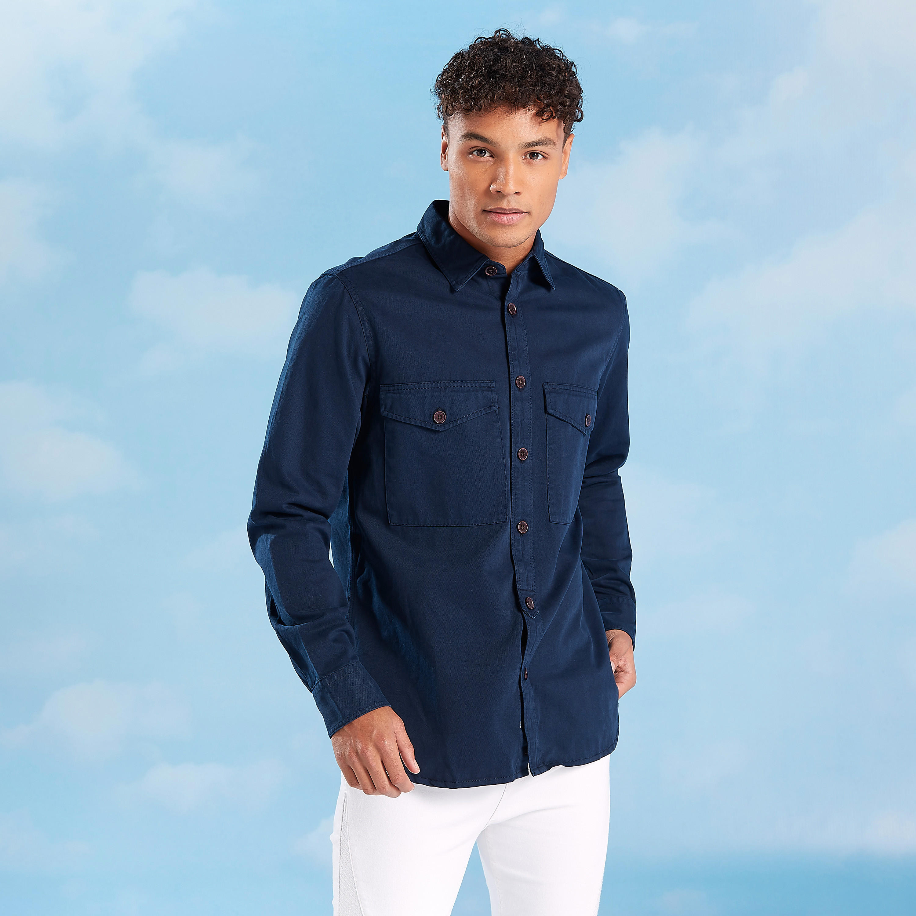 قميص سادة بقصّة سليم وأكمام طويلة وجيوب بطيّة-men-clothing-shirts-image-2