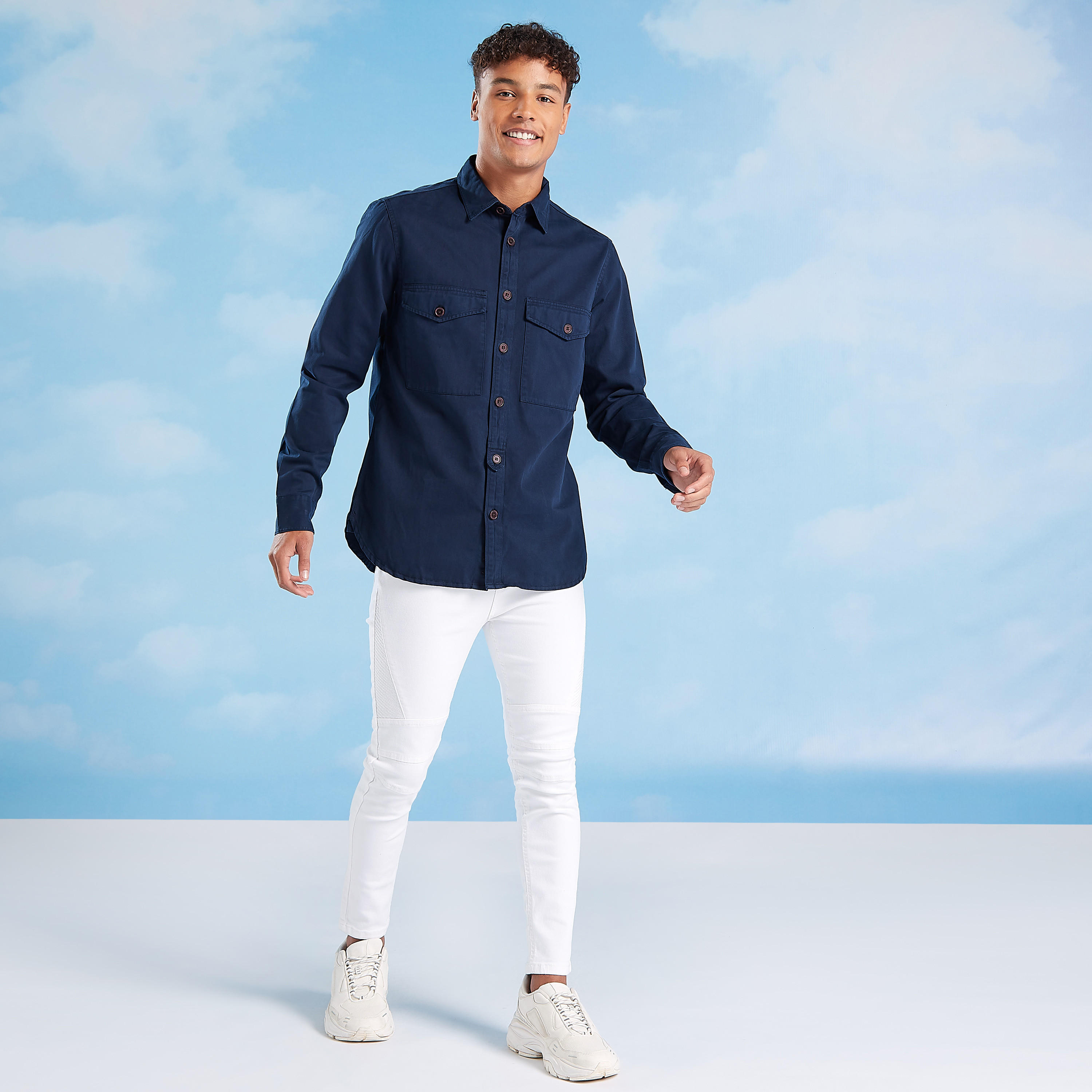 قميص سادة بقصّة سليم وأكمام طويلة وجيوب بطيّة-men-clothing-shirts-image-3