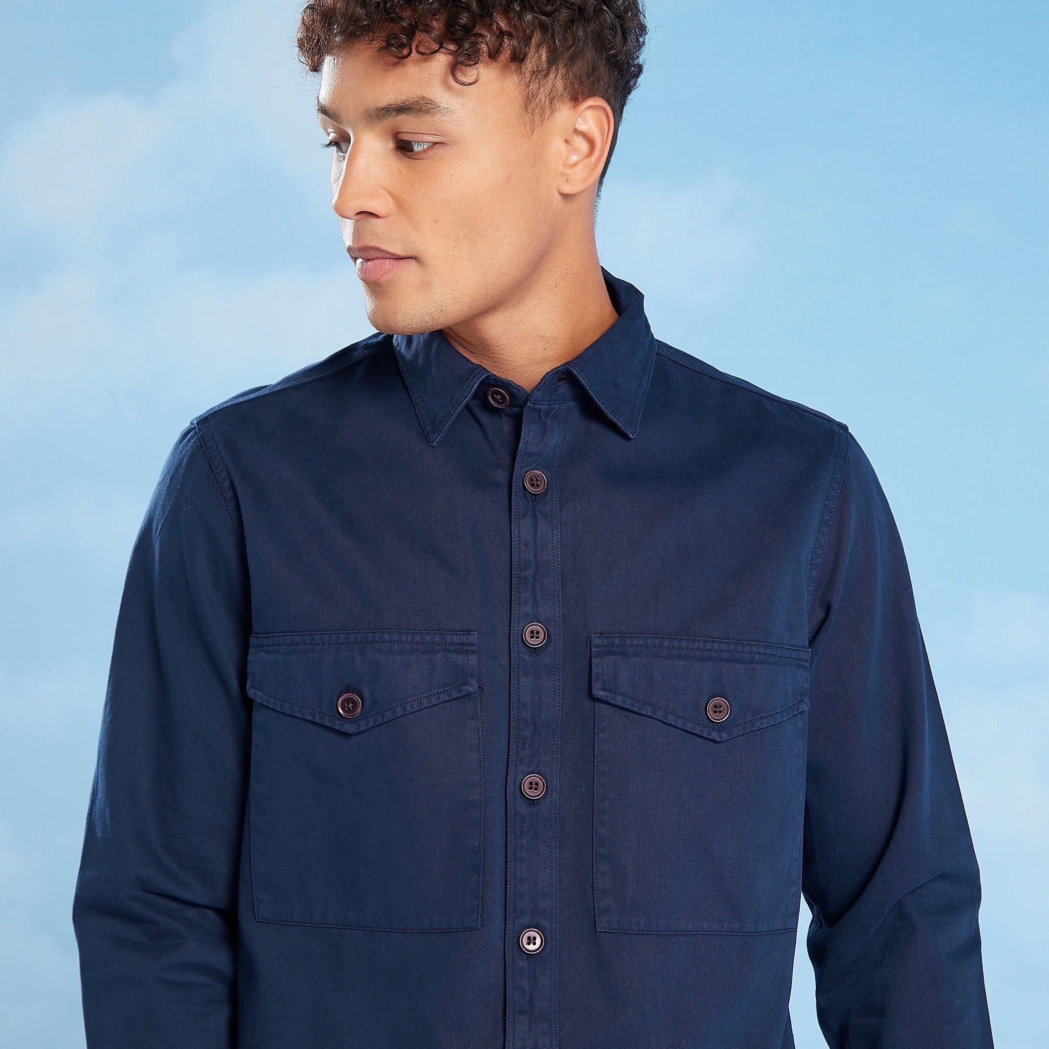 قميص سادة بقصّة سليم وأكمام طويلة وجيوب بطيّة-men-clothing-shirts-image-4