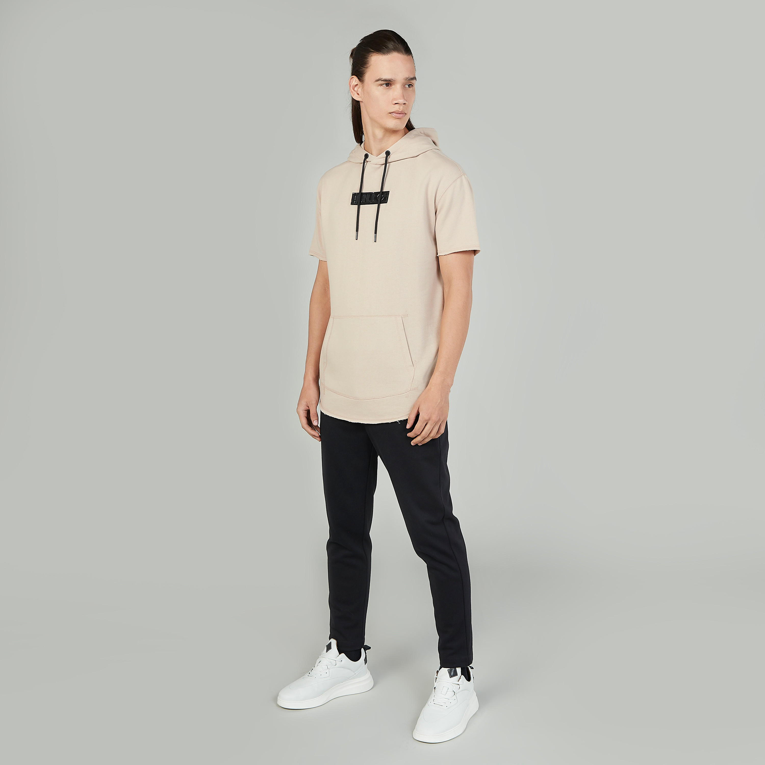 تيشيرت بارز الملمس بقصّة سليم وقبّعة وأكمام قصيرة وقبّعة-men-clothing-tshirtsandpolos-tshirts-image-2