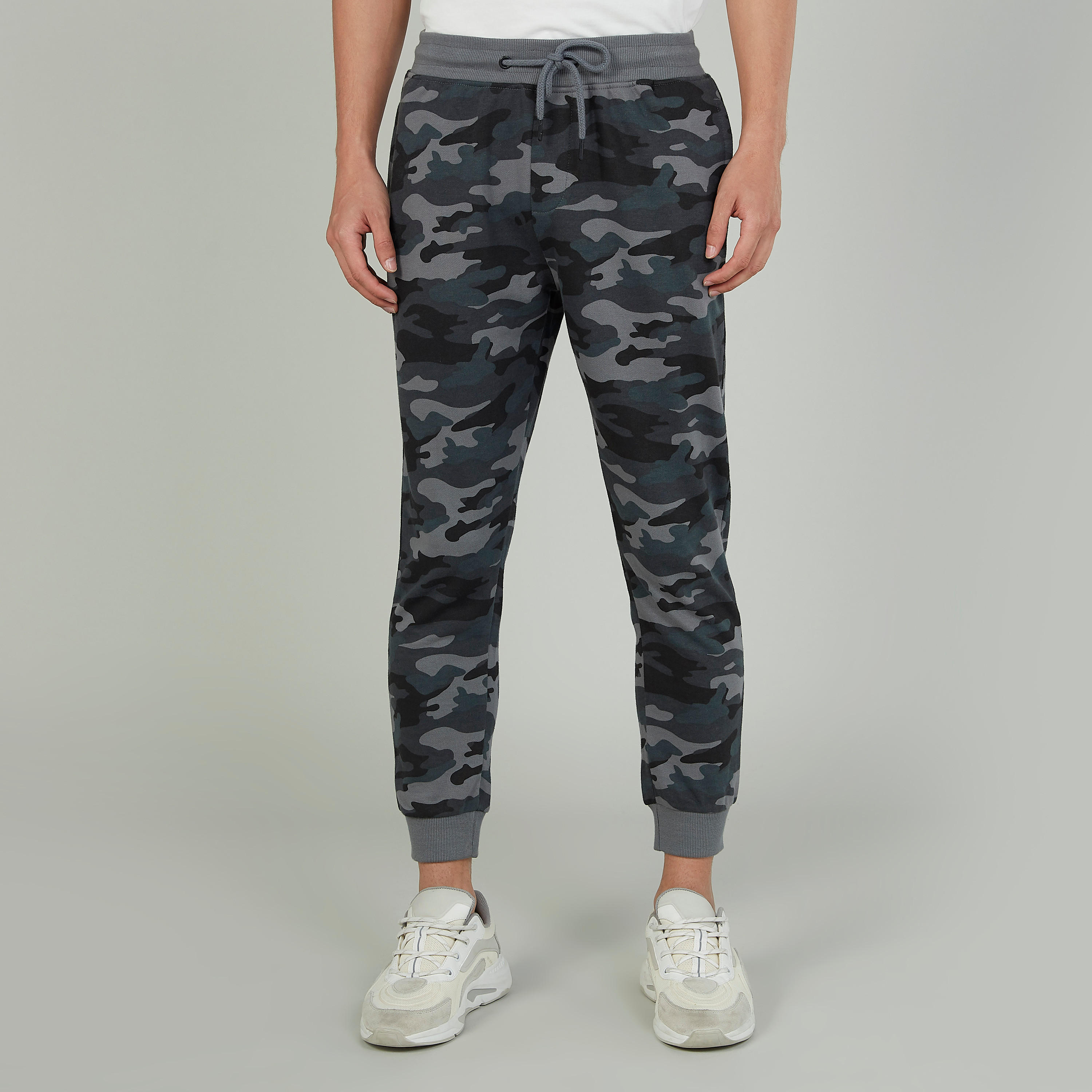 بنطلون رياضي سكيني كامو بخصر مطّاطي وطبعات-men-clothing-bottoms-joggers-image-1