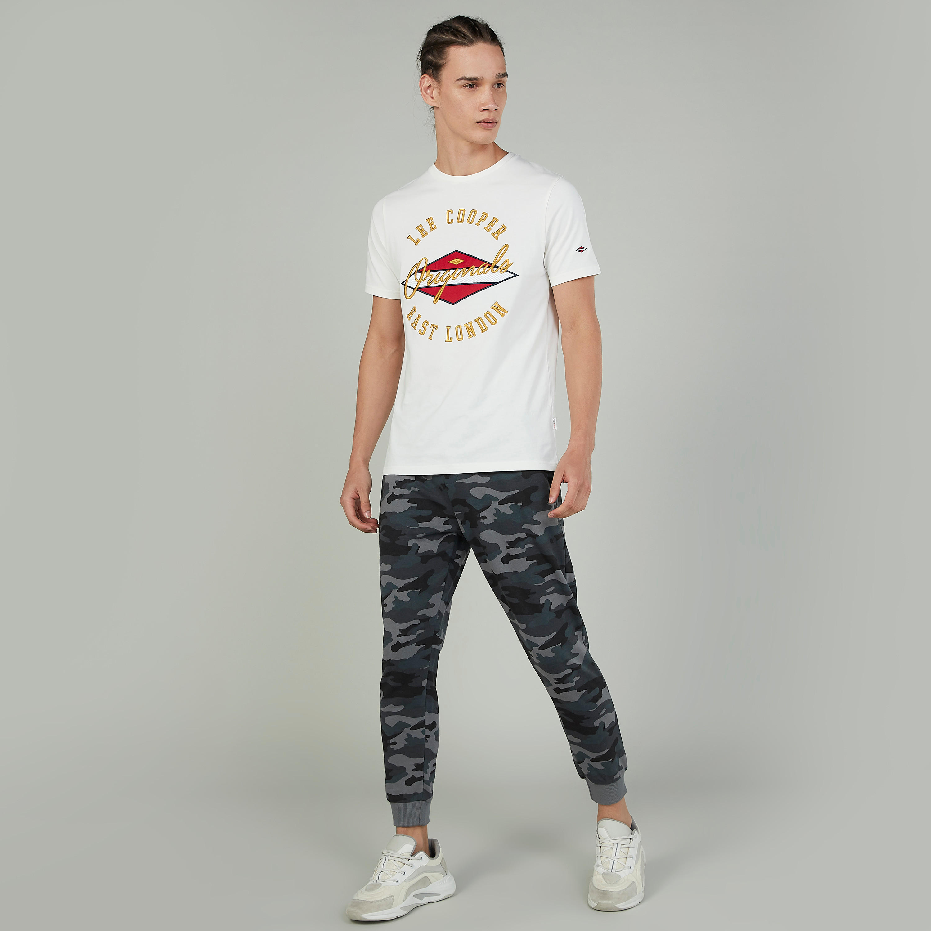 بنطلون رياضي سكيني كامو بخصر مطّاطي وطبعات-men-clothing-bottoms-joggers-image-2