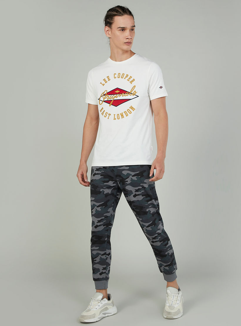بنطلون رياضي سكيني كامو بخصر مطّاطي وطبعات-men-clothing-bottoms-joggers-image-2