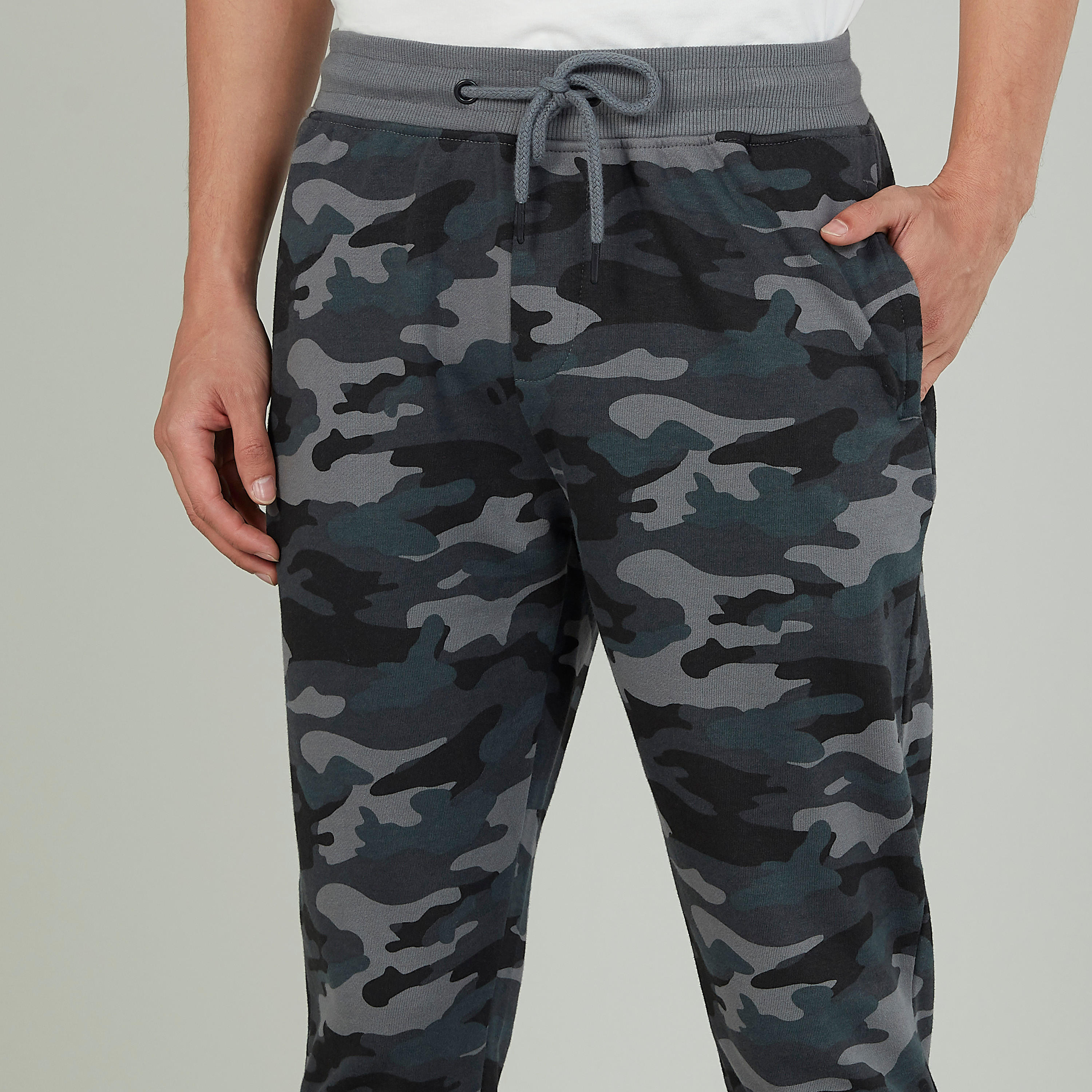 بنطلون رياضي سكيني كامو بخصر مطّاطي وطبعات-men-clothing-bottoms-joggers-image-3