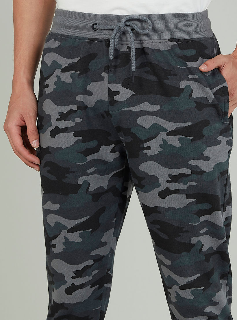 بنطلون رياضي سكيني كامو بخصر مطّاطي وطبعات-men-clothing-bottoms-joggers-image-3