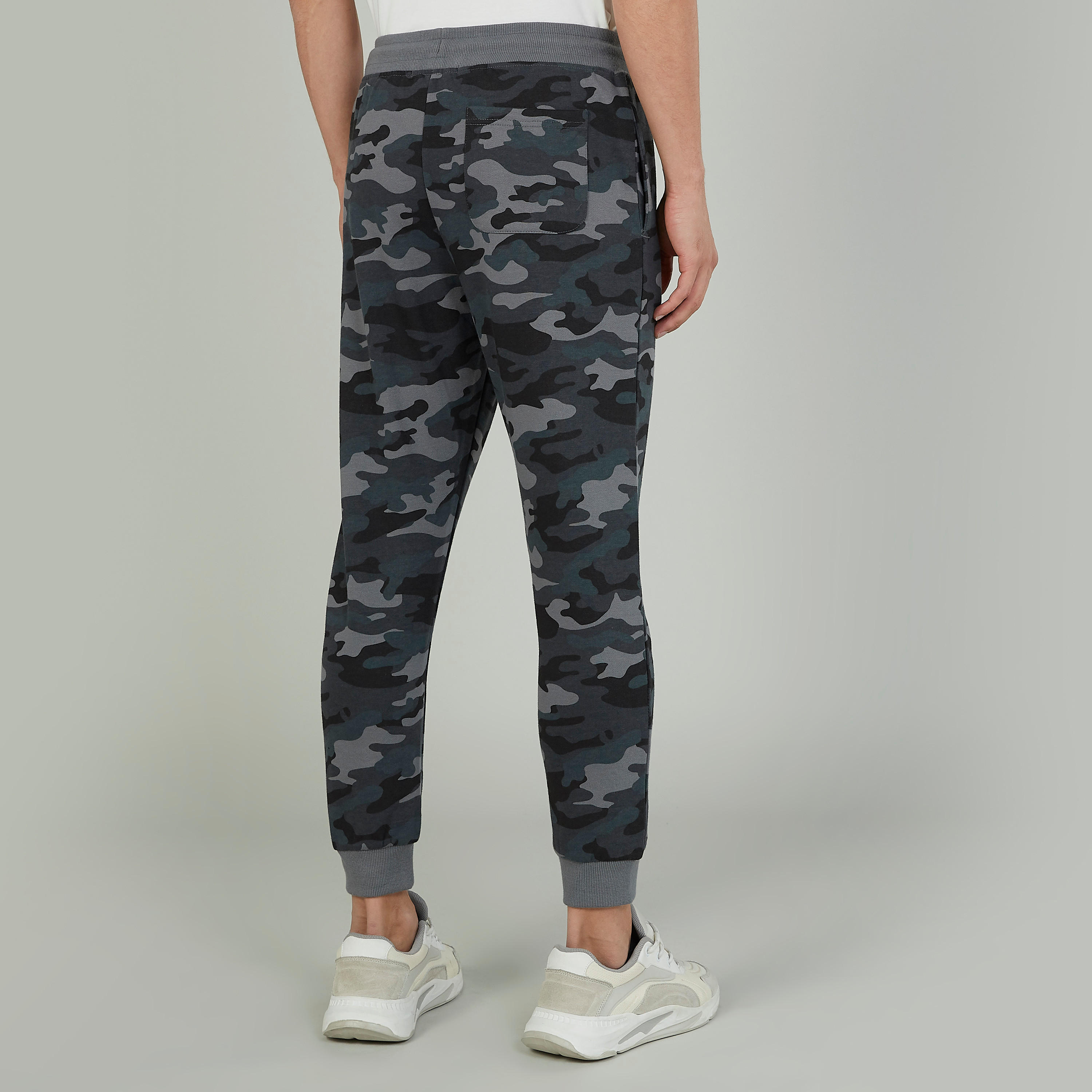 بنطلون رياضي سكيني كامو بخصر مطّاطي وطبعات-men-clothing-bottoms-joggers-image-4