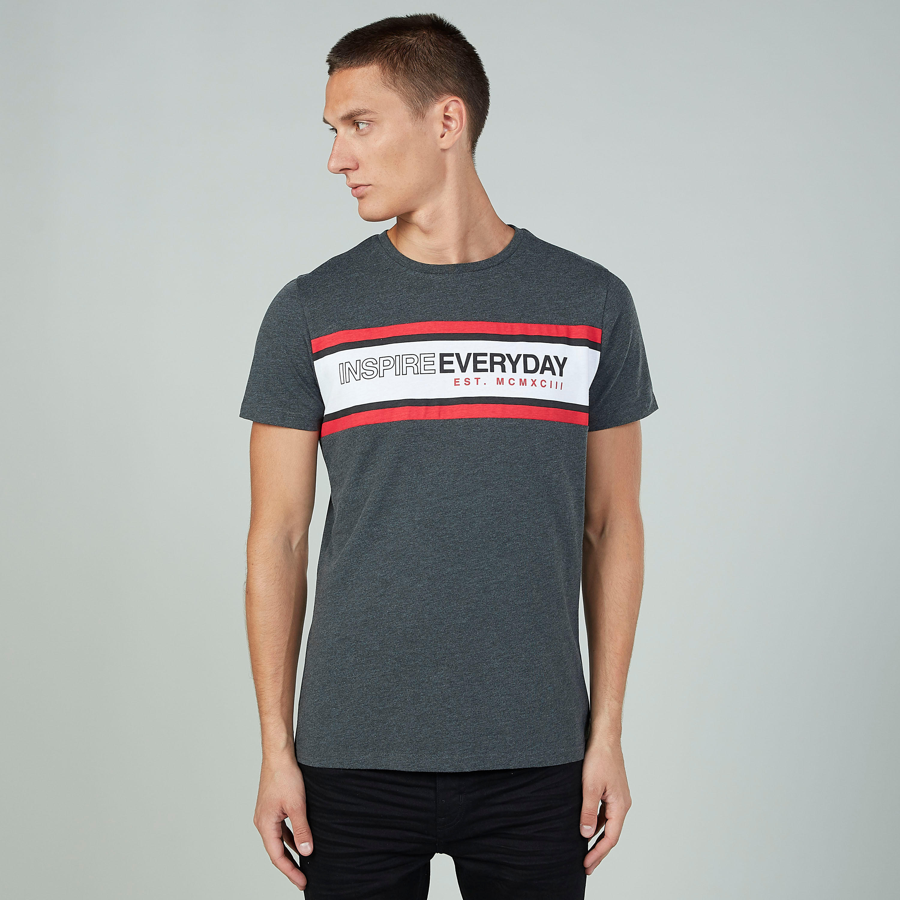 تيشيرت مستدام سليم بياقة ضيّقة وأكمام قصيرة وطبعات -men-clothing-tshirtsandpolos-tshirts-image-1