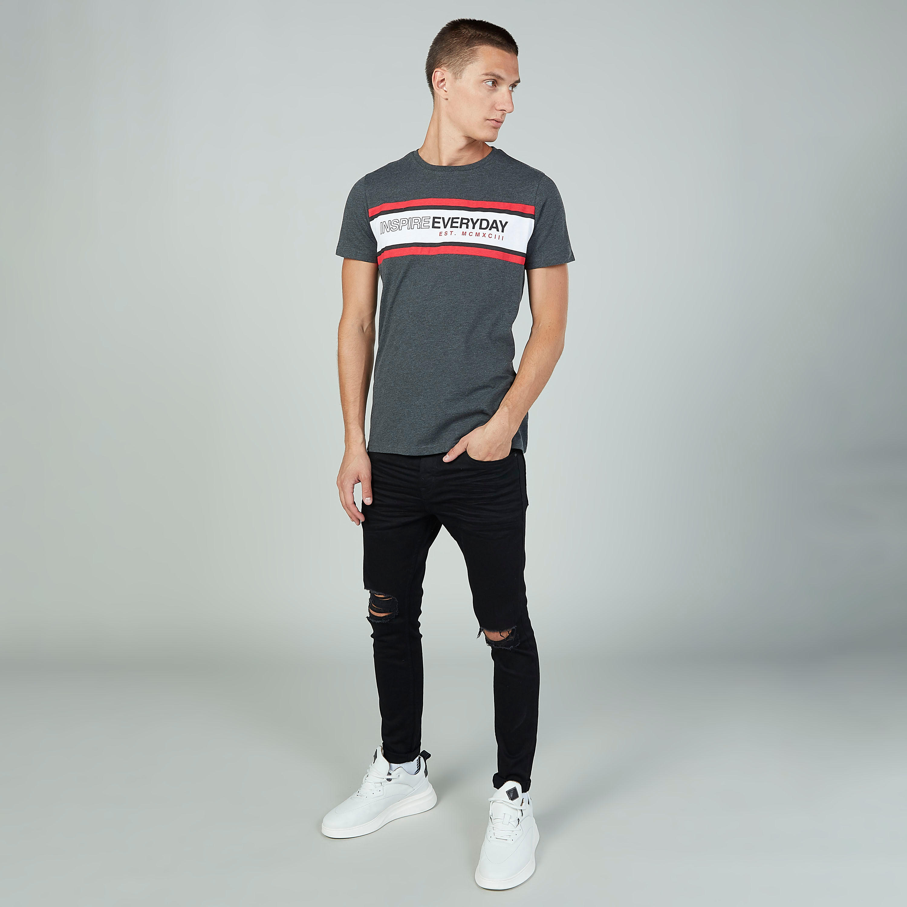 تيشيرت مستدام سليم بياقة ضيّقة وأكمام قصيرة وطبعات -men-clothing-tshirtsandpolos-tshirts-image-2