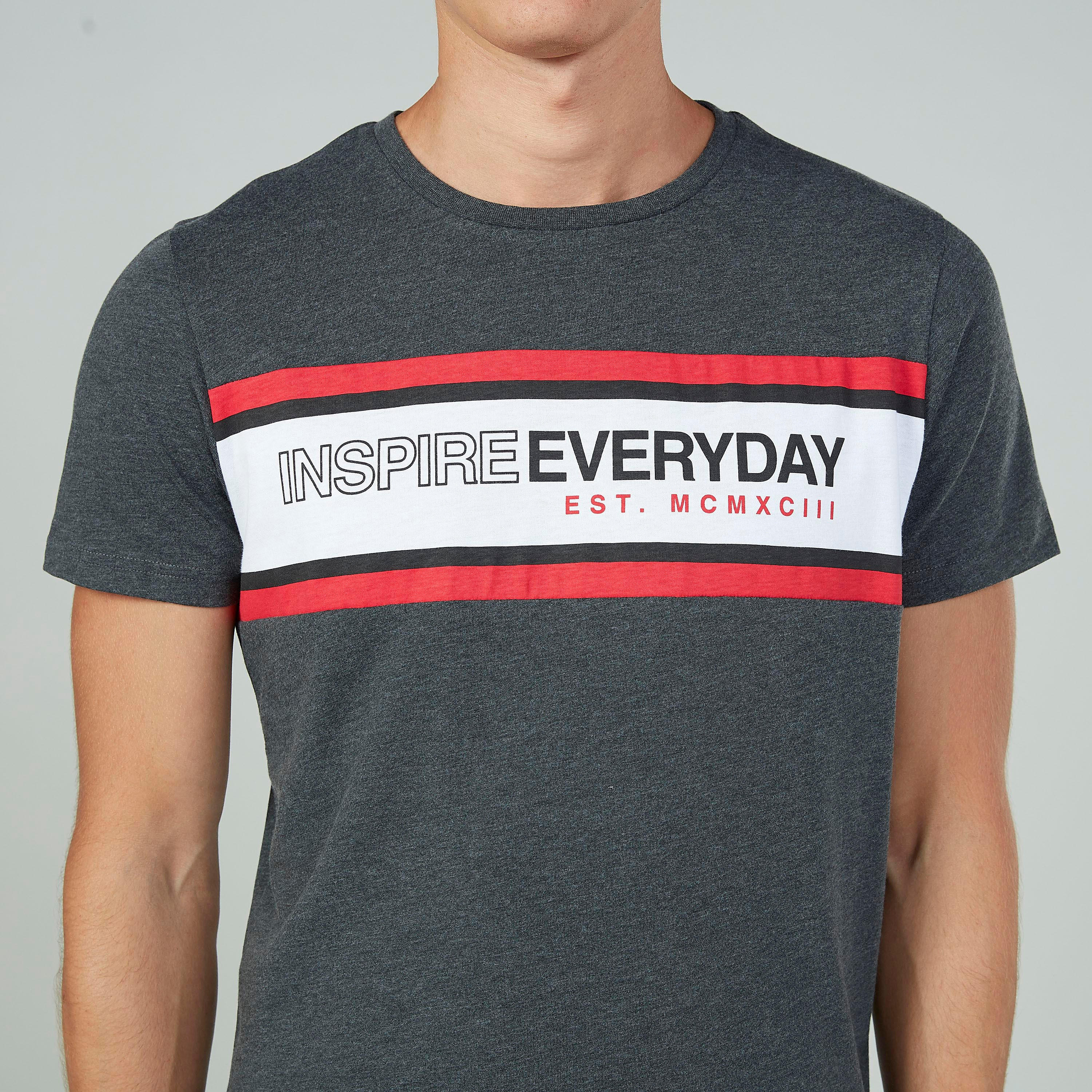 تيشيرت مستدام سليم بياقة ضيّقة وأكمام قصيرة وطبعات -men-clothing-tshirtsandpolos-tshirts-image-3