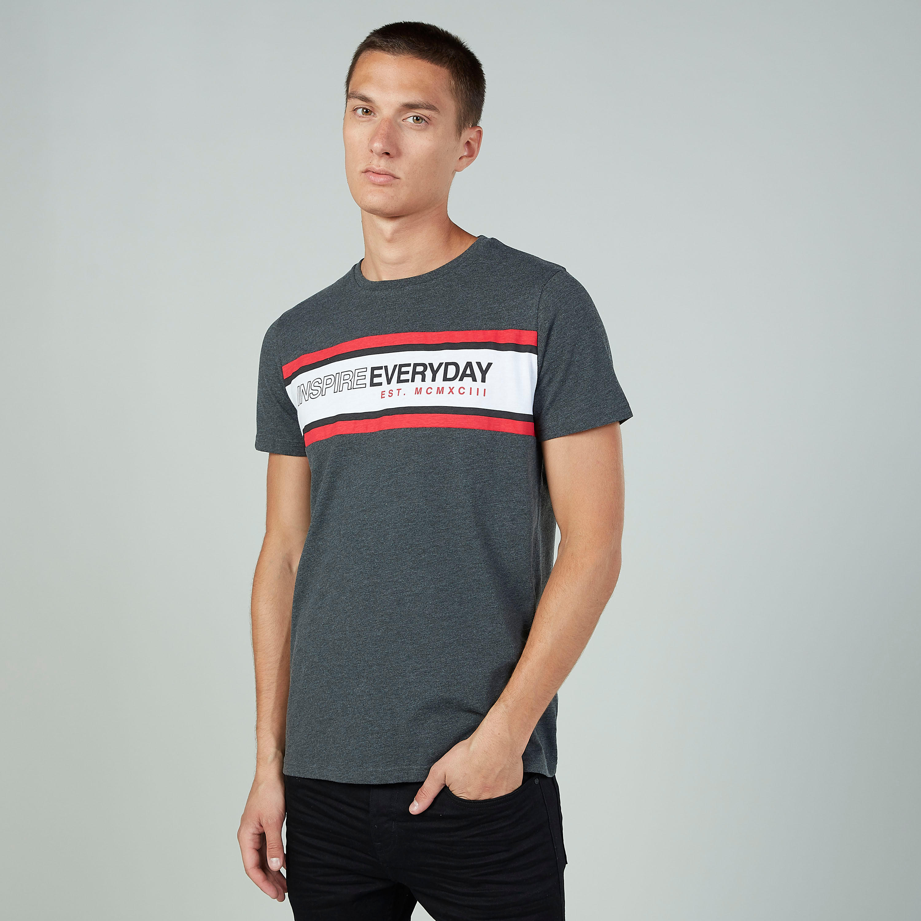 تيشيرت مستدام سليم بياقة ضيّقة وأكمام قصيرة وطبعات -men-clothing-tshirtsandpolos-tshirts-image-5