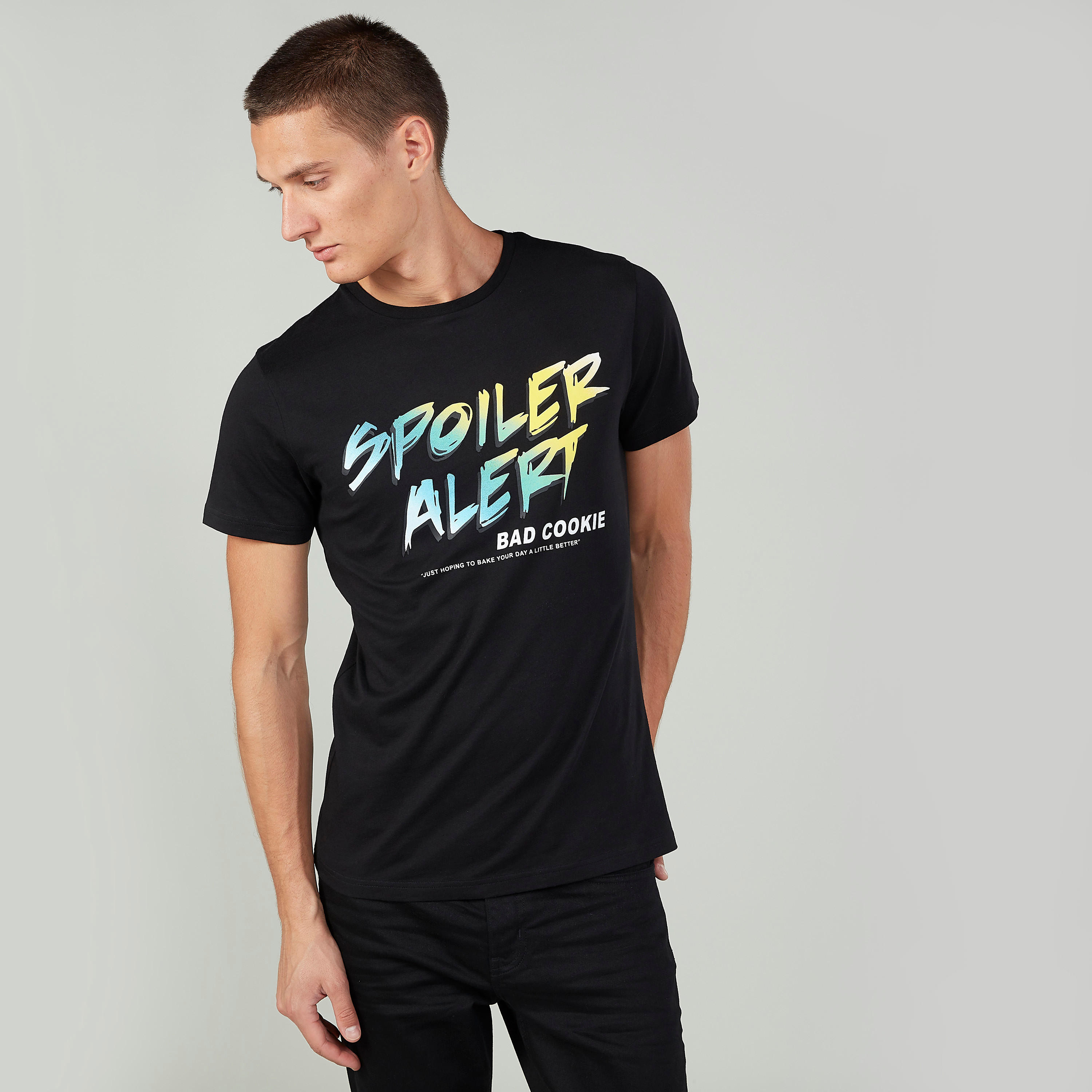 تيشيرت سليم بياقة ضيّقة وأكمام قصيرة وطبعات-men-clothing-tshirtsandpolos-tshirts-image-4