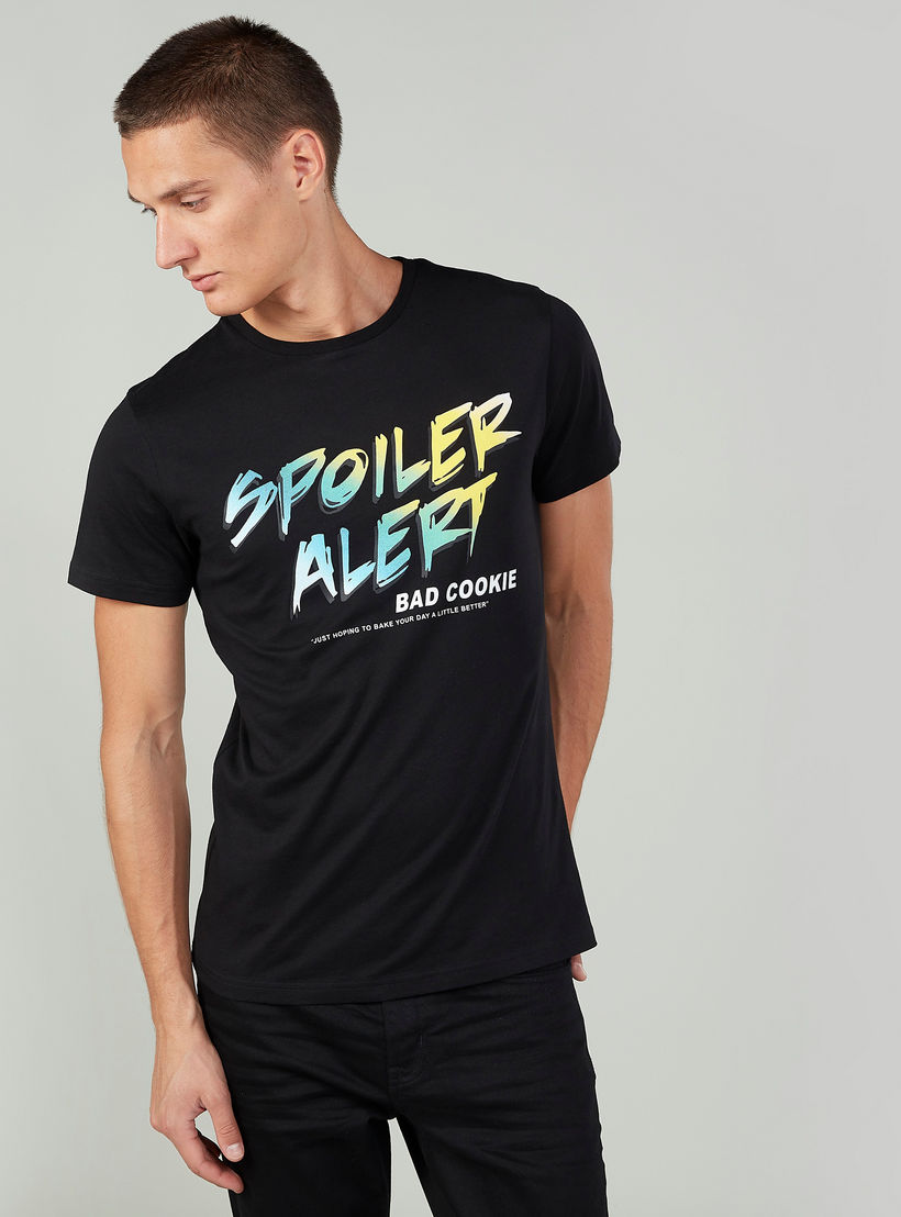 تيشيرت سليم بياقة ضيّقة وأكمام قصيرة وطبعات-men-clothing-tshirtsandpolos-tshirts-image-4