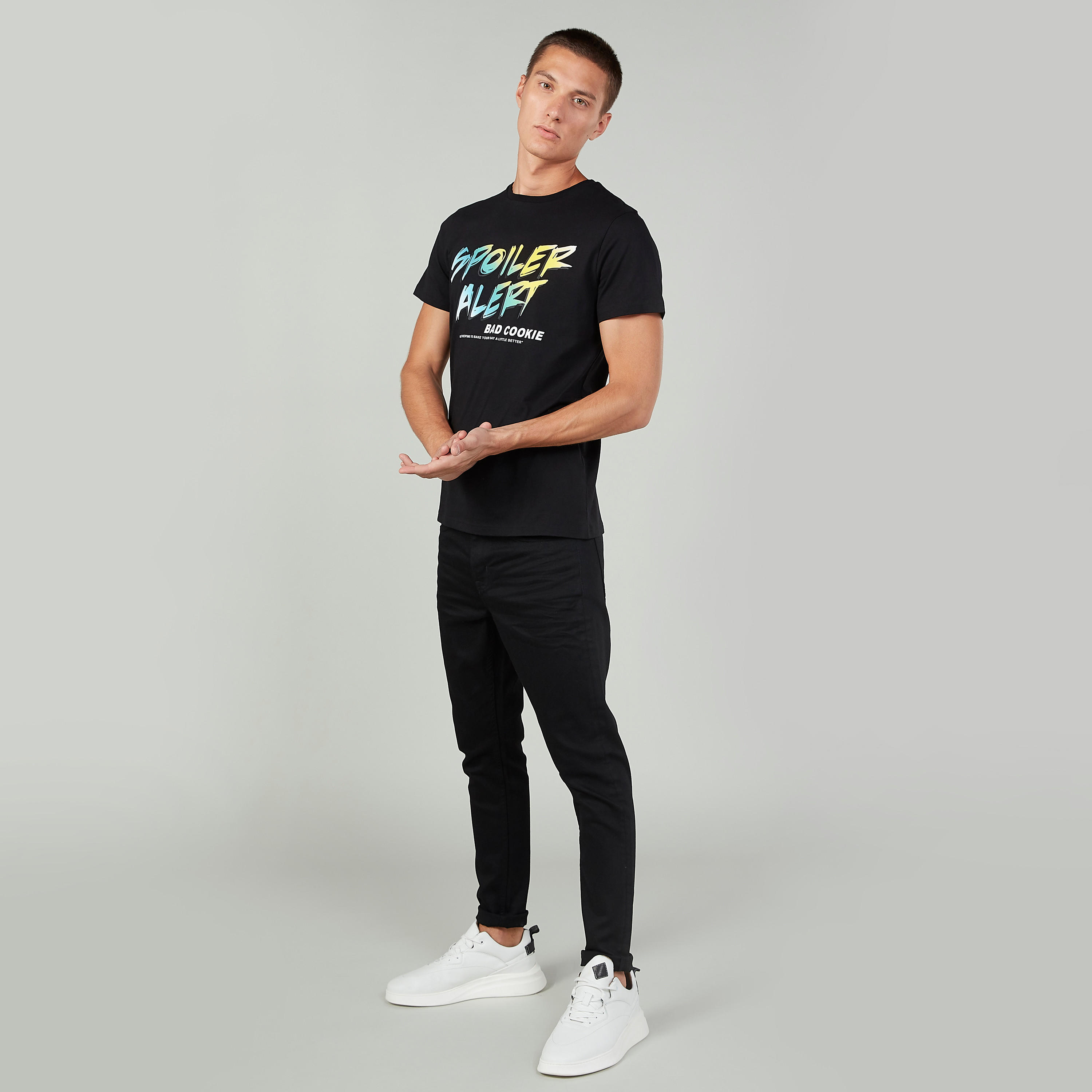 تيشيرت سليم بياقة ضيّقة وأكمام قصيرة وطبعات-men-clothing-tshirtsandpolos-tshirts-image-3