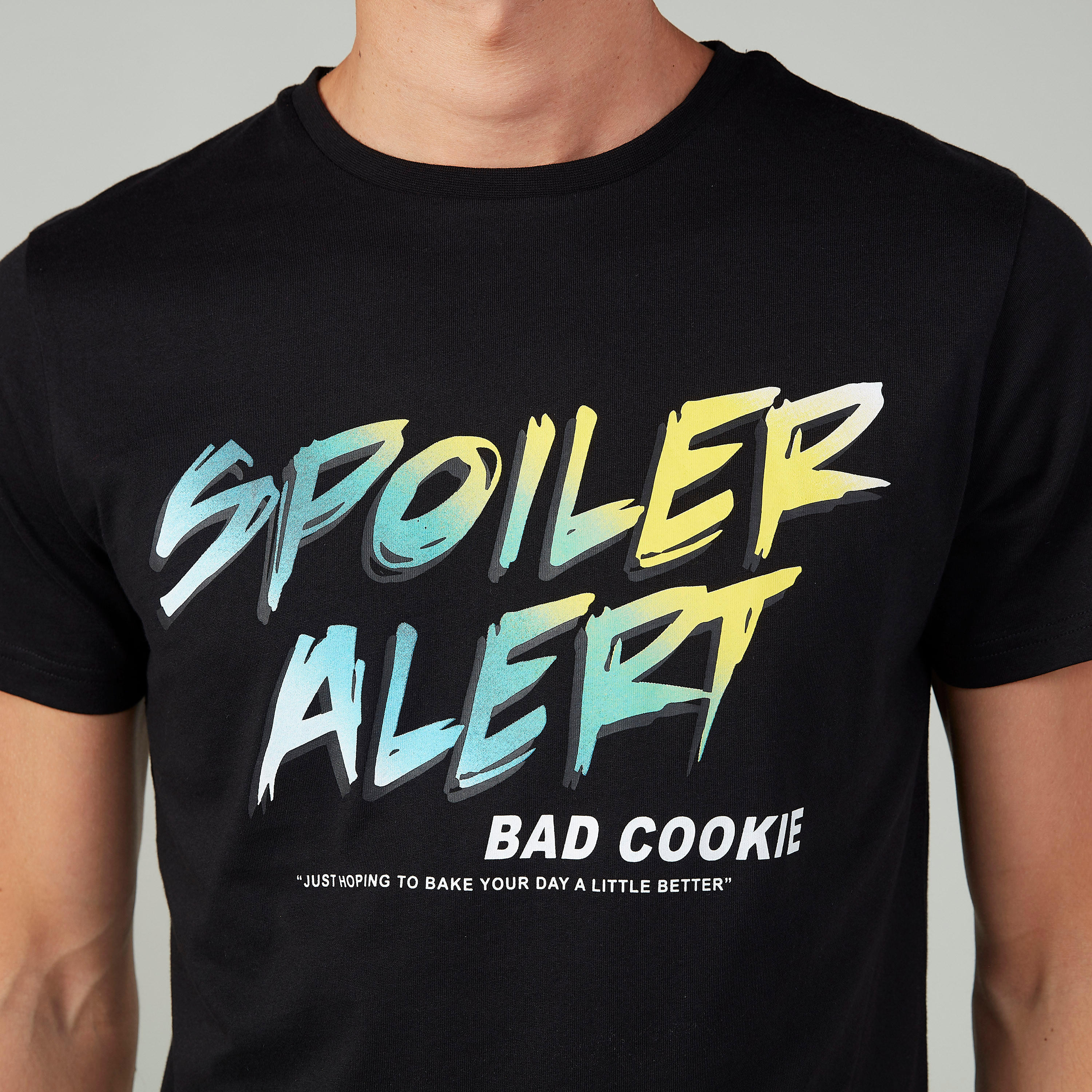 تيشيرت سليم بياقة ضيّقة وأكمام قصيرة وطبعات-men-clothing-tshirtsandpolos-tshirts-image-2