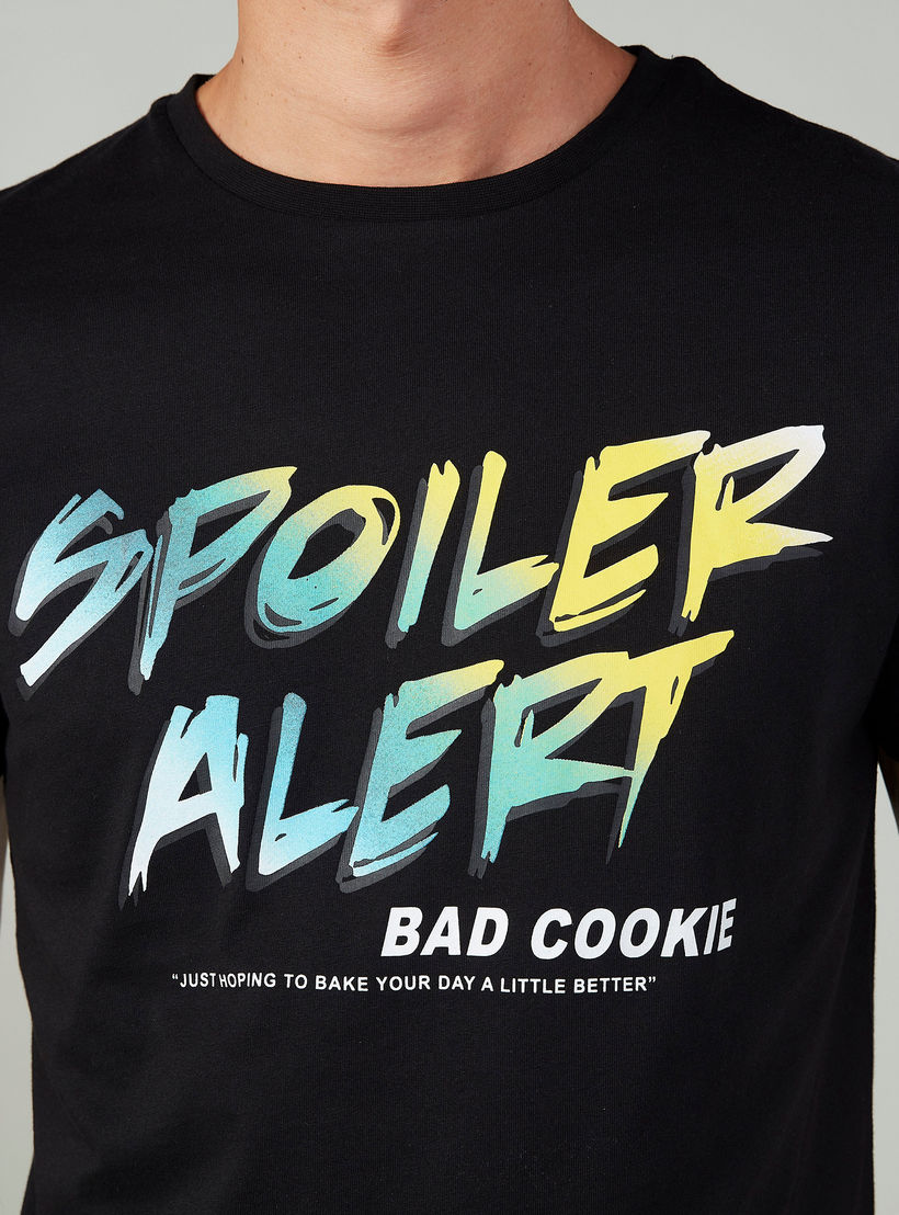 تيشيرت سليم بياقة ضيّقة وأكمام قصيرة وطبعات-men-clothing-tshirtsandpolos-tshirts-image-2