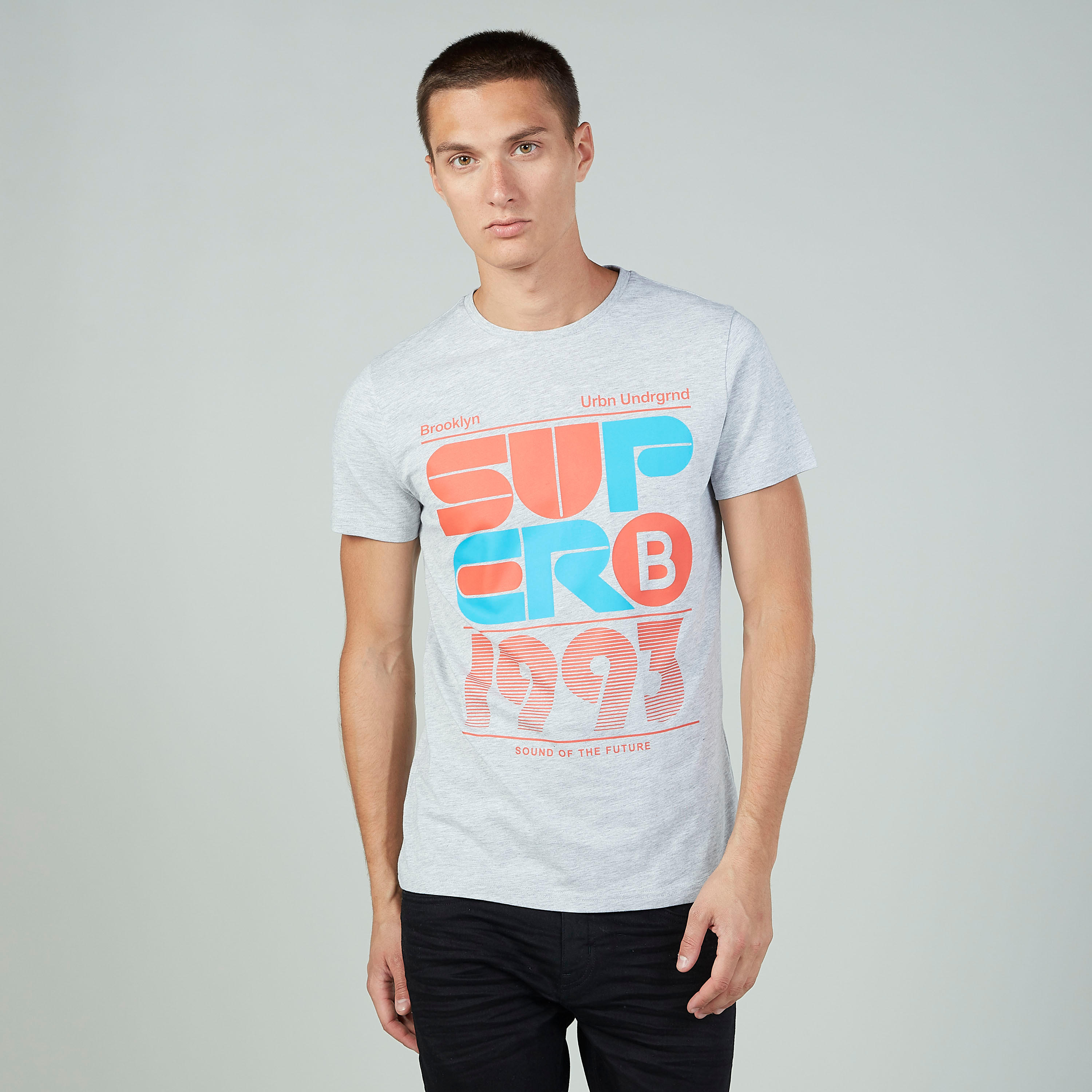 تيشيرت مستدام سليم بياقة ضيّقة وأكمام قصيرة وطبعات-men-clothing-tshirtsandpolos-tshirts-image-1