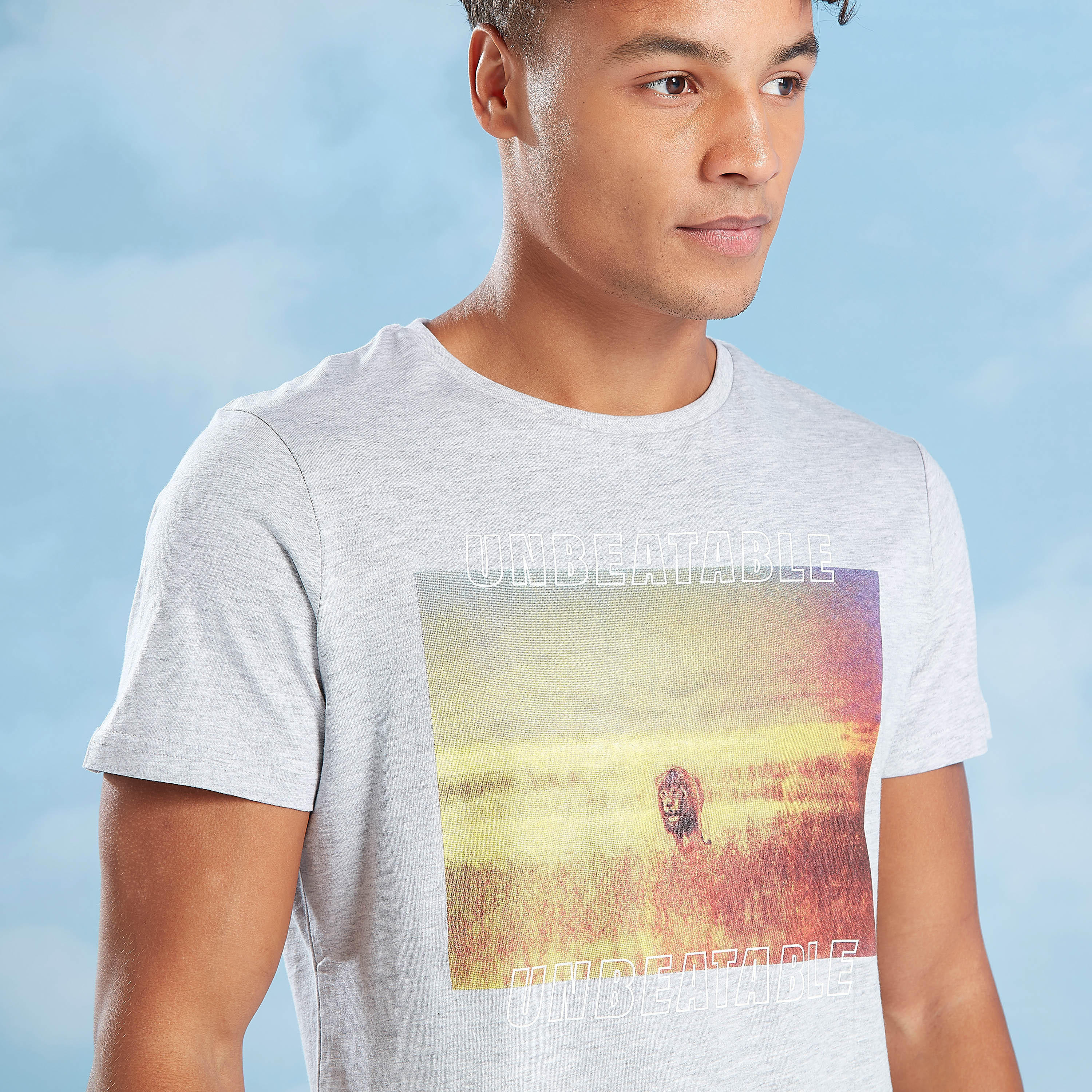 تيشيرت مستدام سليم بياقة ضيّقة وأكمام قصيرة وطبعات -men-clothing-tshirtsandpolos-tshirts-image-4