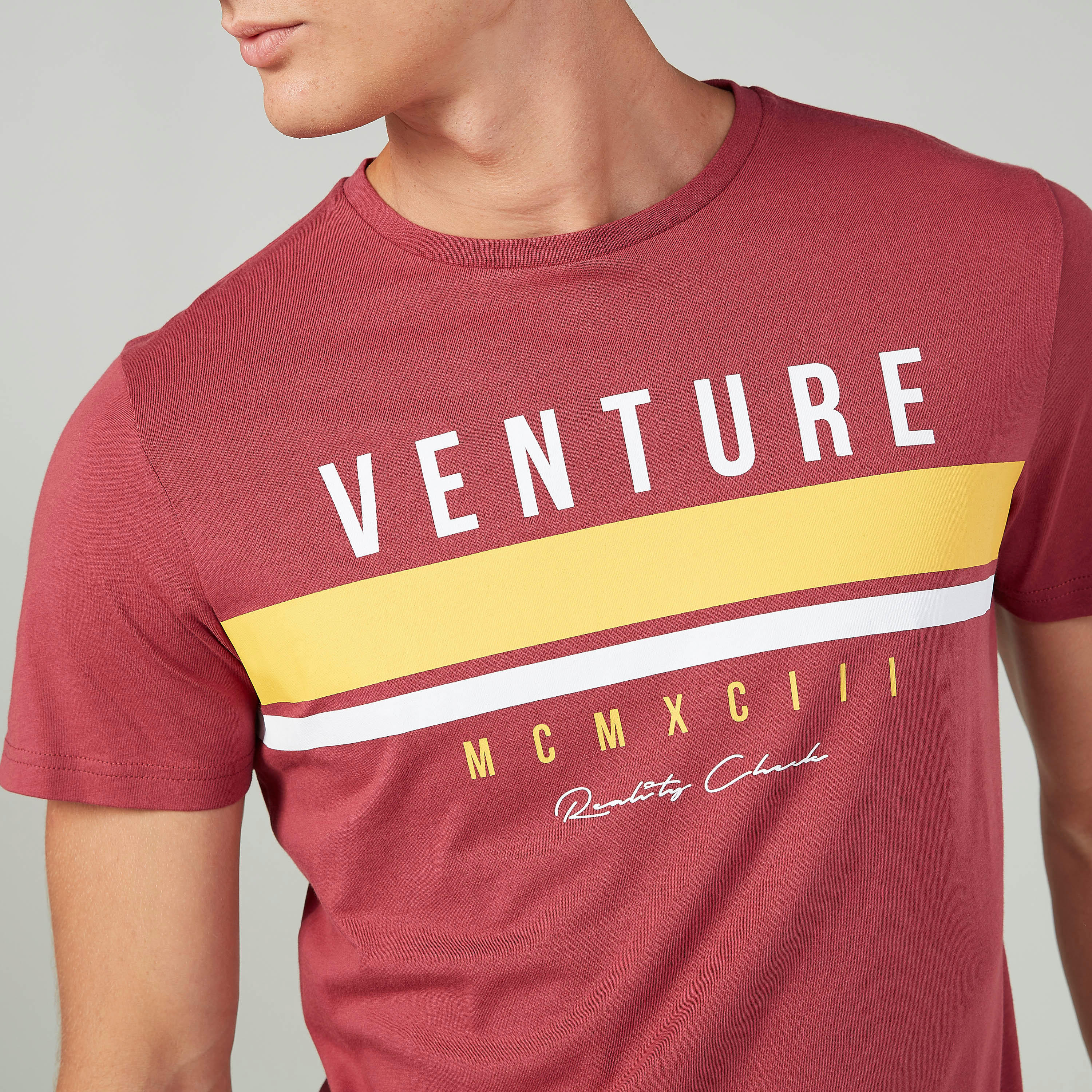 تيشيرت مستدام سليم بياقة ضيّقة وأكمام قصيرة وطبعات -men-clothing-tshirtsandpolos-tshirts-image-3