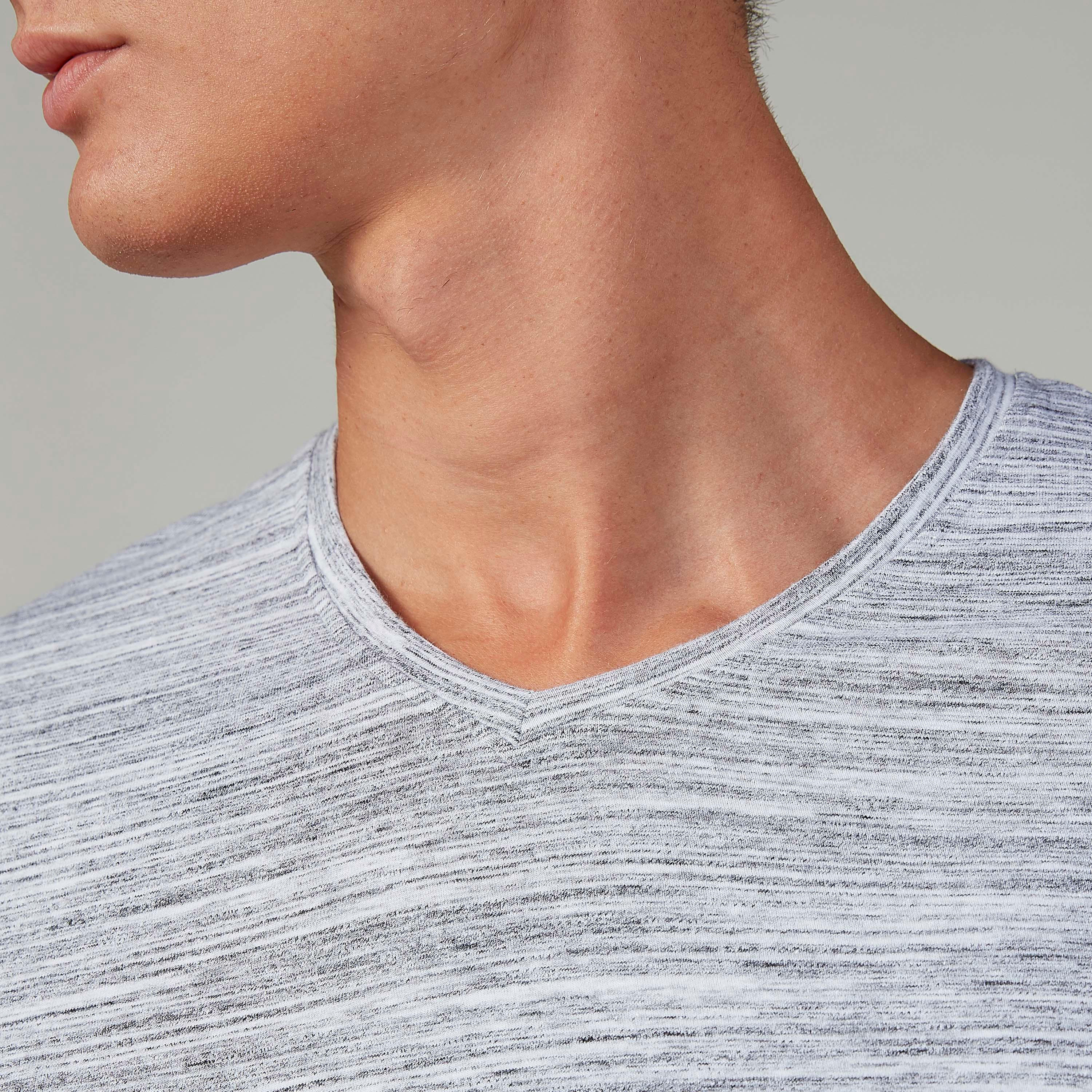 تيشيرت بياقة V وأكمام قصيرة بطبعات-men-clothing-tshirtsandpolos-tshirts-image-3