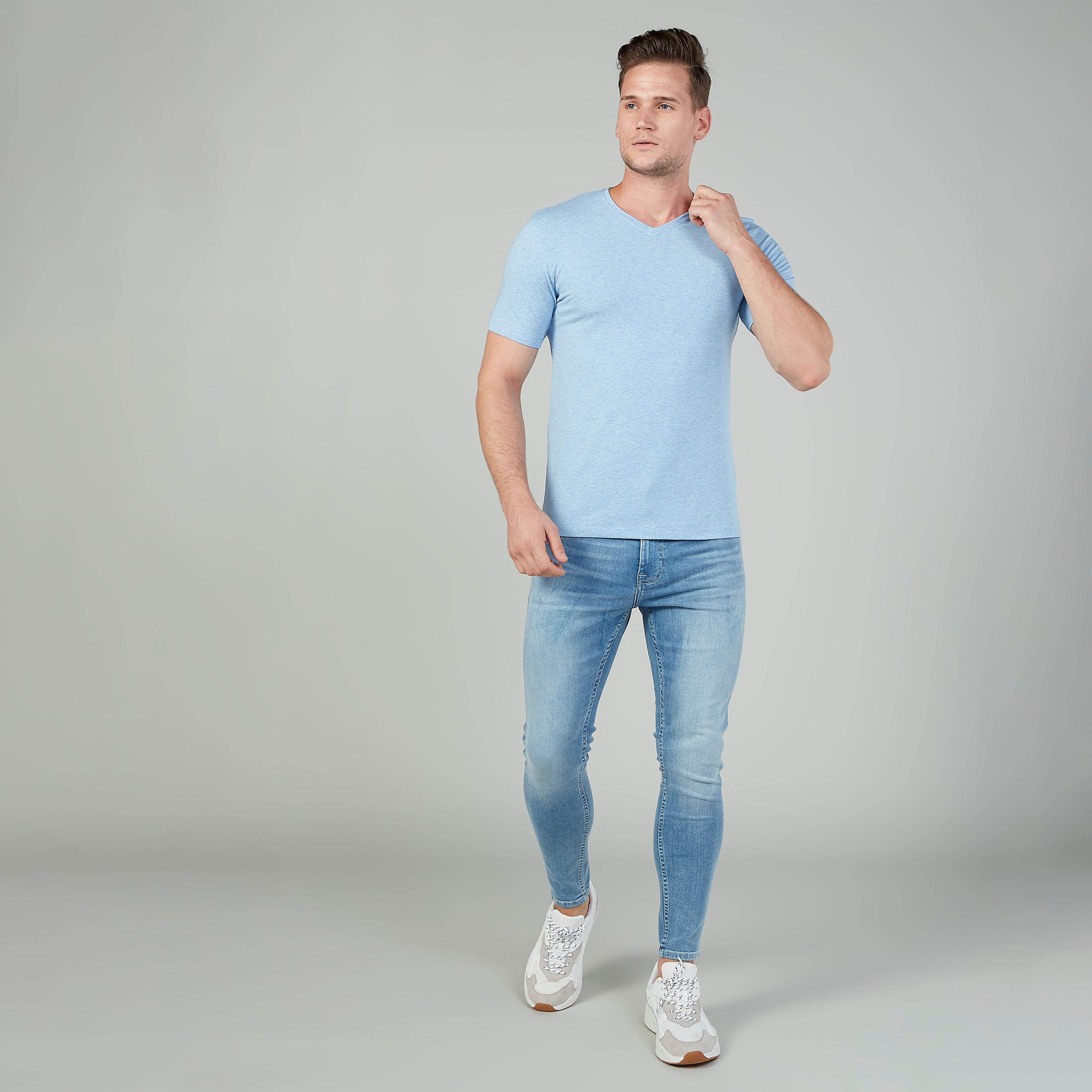 تيشيرت سادة بياقة V وأكمام قصيرة-men-clothing-tshirtsandpolos-tshirts-image-2
