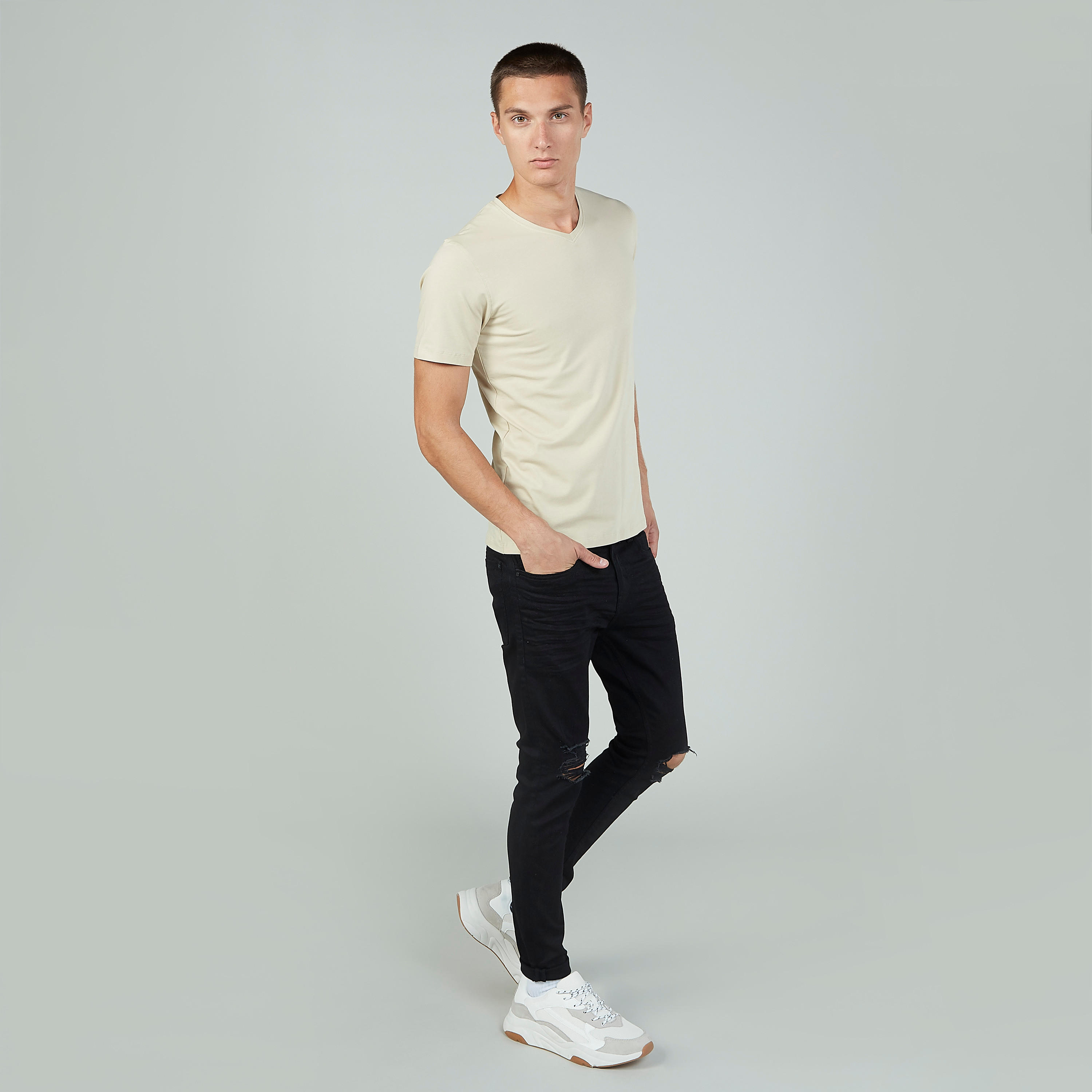 تيشيرت سادة بياقة V وأكمام قصيرة-men-clothing-tshirtsandpolos-tshirts-image-2