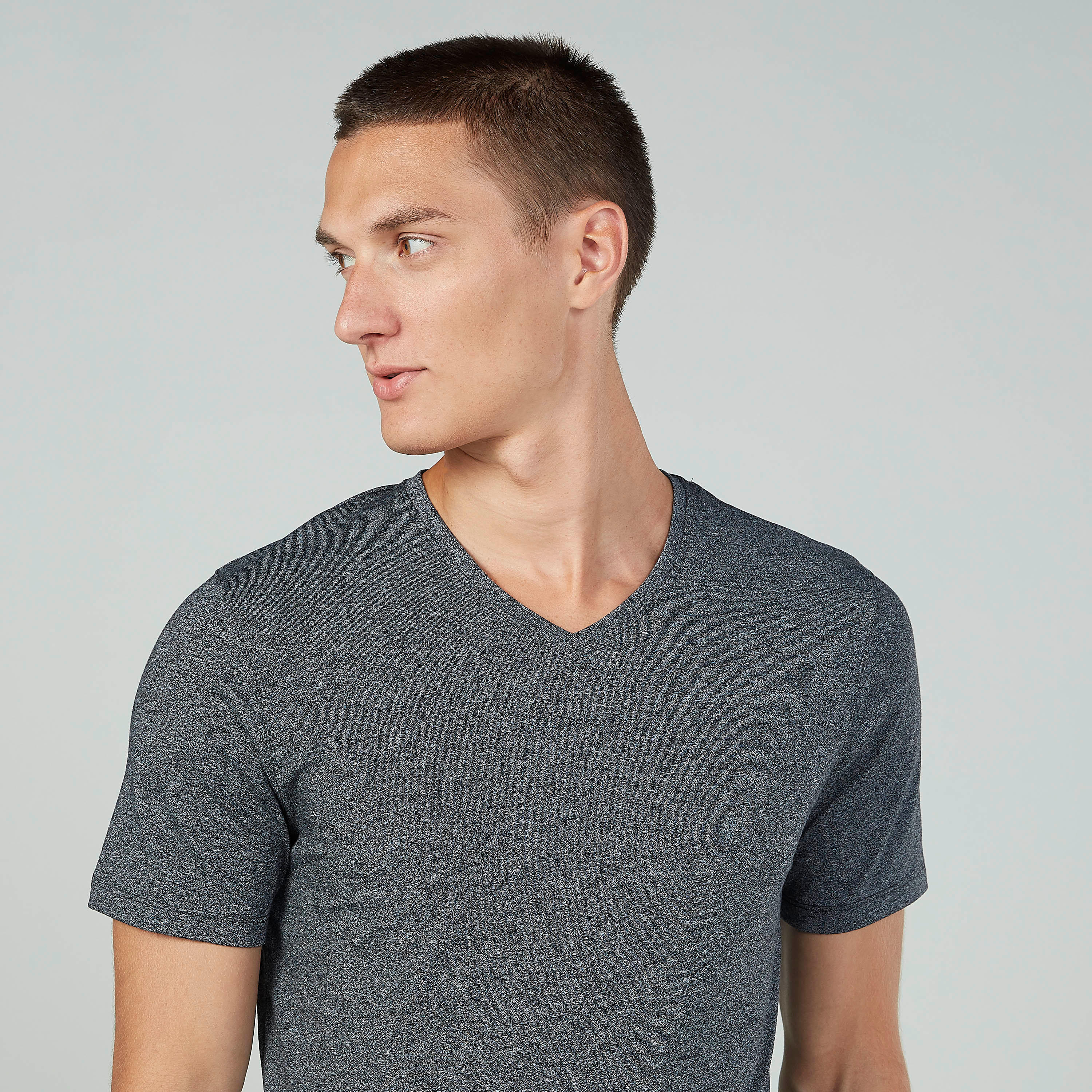 تيشيرت سادة بياقة V وأكمام قصيرة-men-clothing-tshirtsandpolos-tshirts-image-3