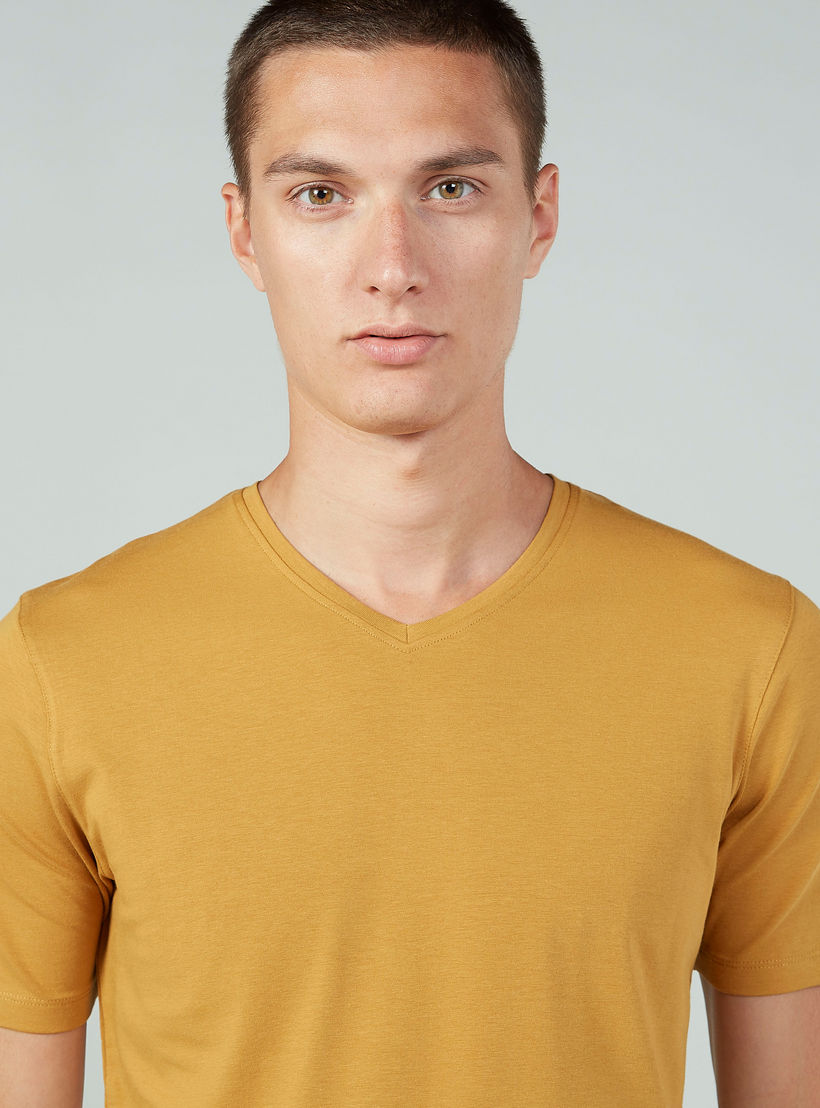 Plain T-shirt with V-neck and Short Sleeves-men-clothing-tshirtsandpolos-tshirts-image-3