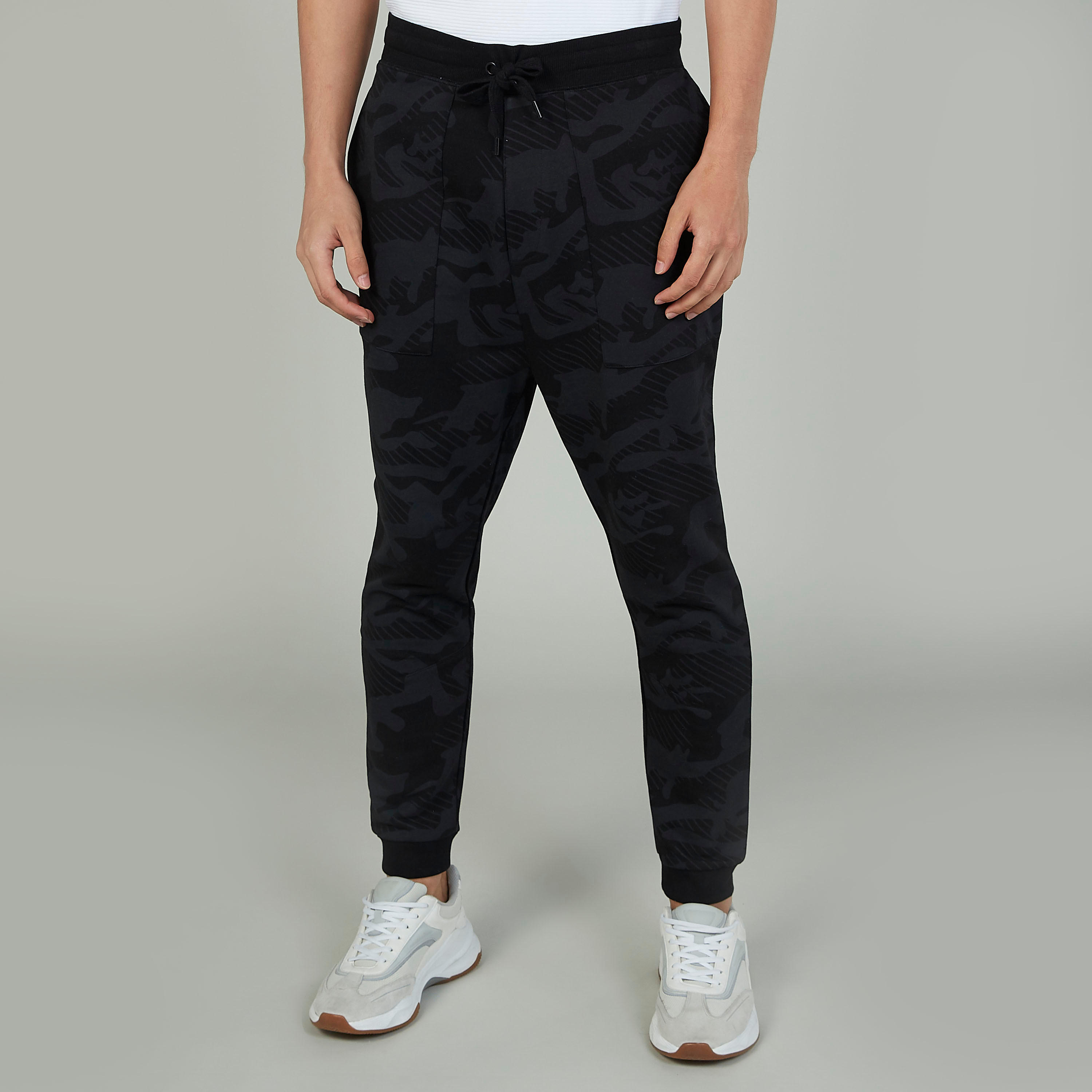 بنطلون رياضي بخصر مطّاطي وجيوب وطبعات-men-clothing-bottoms-joggers-image-1