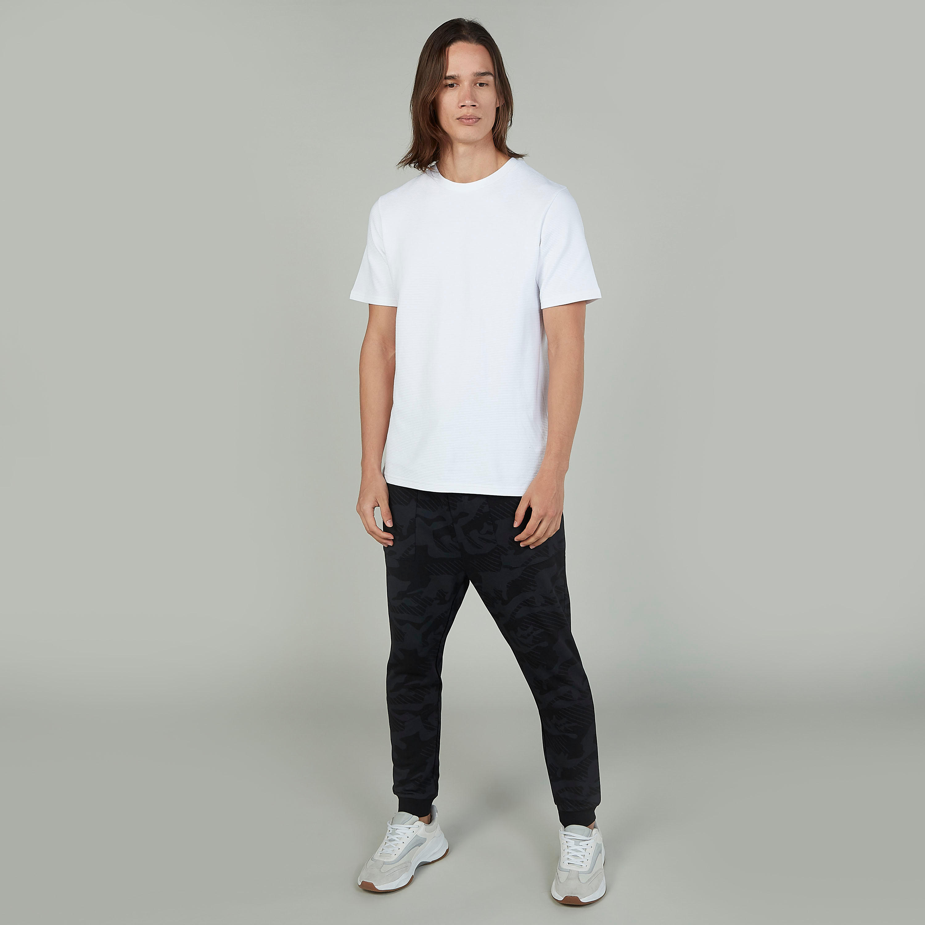 بنطلون رياضي بخصر مطّاطي وجيوب وطبعات-men-clothing-bottoms-joggers-image-2