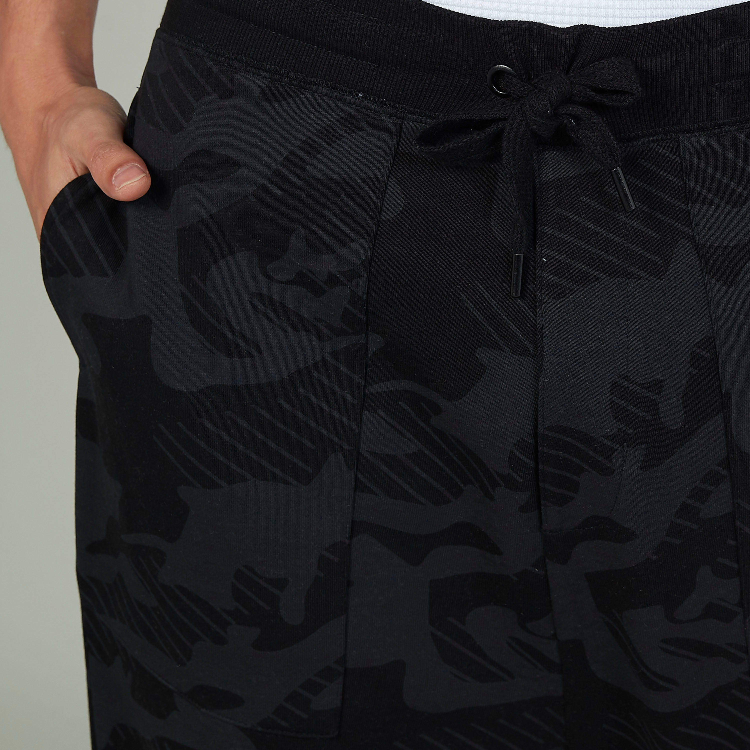 بنطلون رياضي بخصر مطّاطي وجيوب وطبعات-men-clothing-bottoms-joggers-image-3