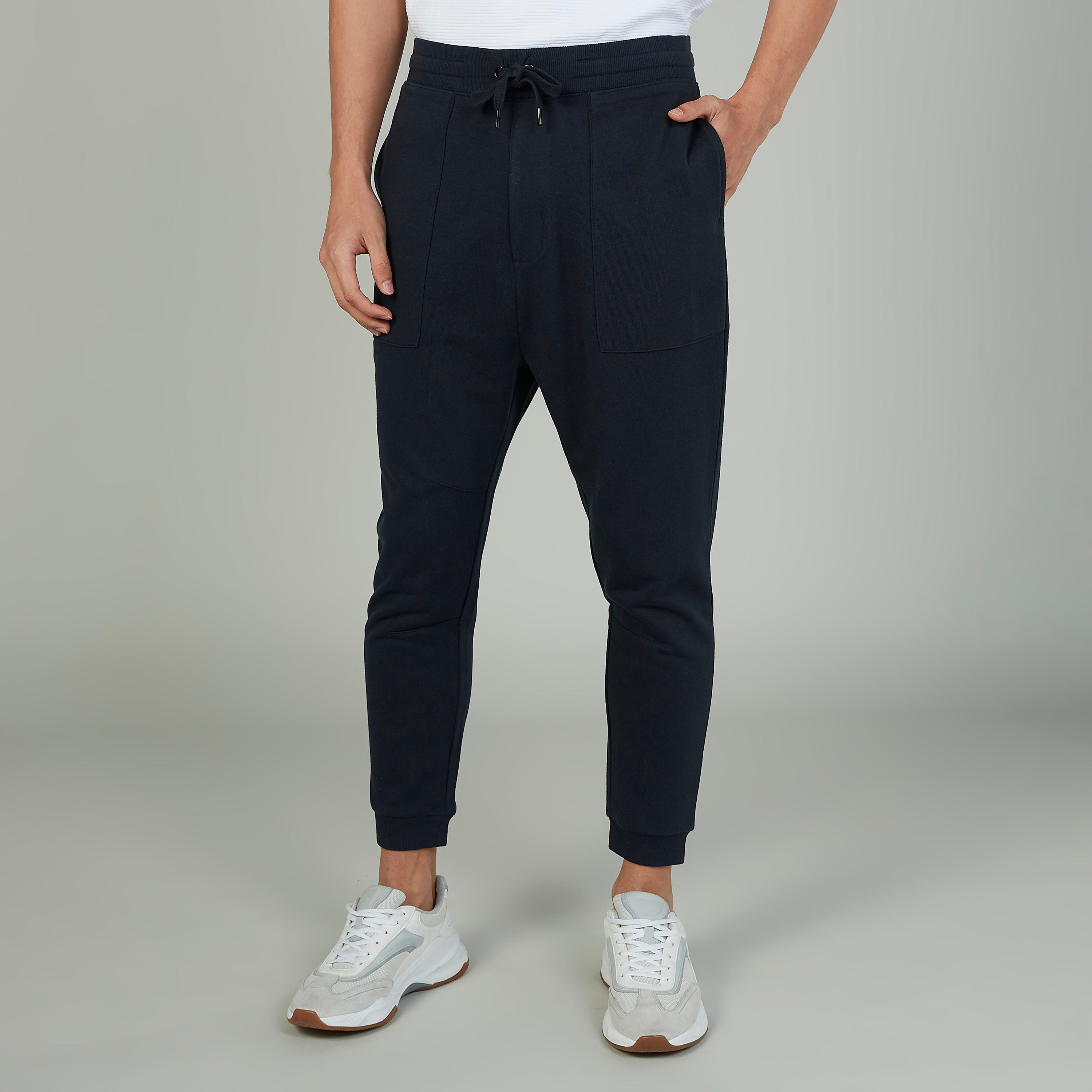 بنطلون رياضي بارز الملمس بخصر مطّاطي وجيوب-men-clothing-bottoms-joggers-image-1
