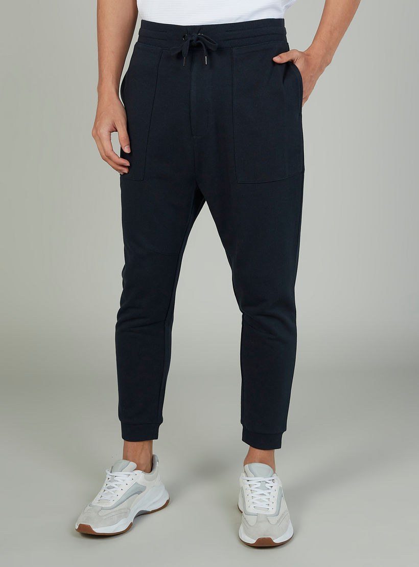 بنطلون رياضي بارز الملمس بخصر مطّاطي وجيوب-men-clothing-bottoms-joggers-image-1