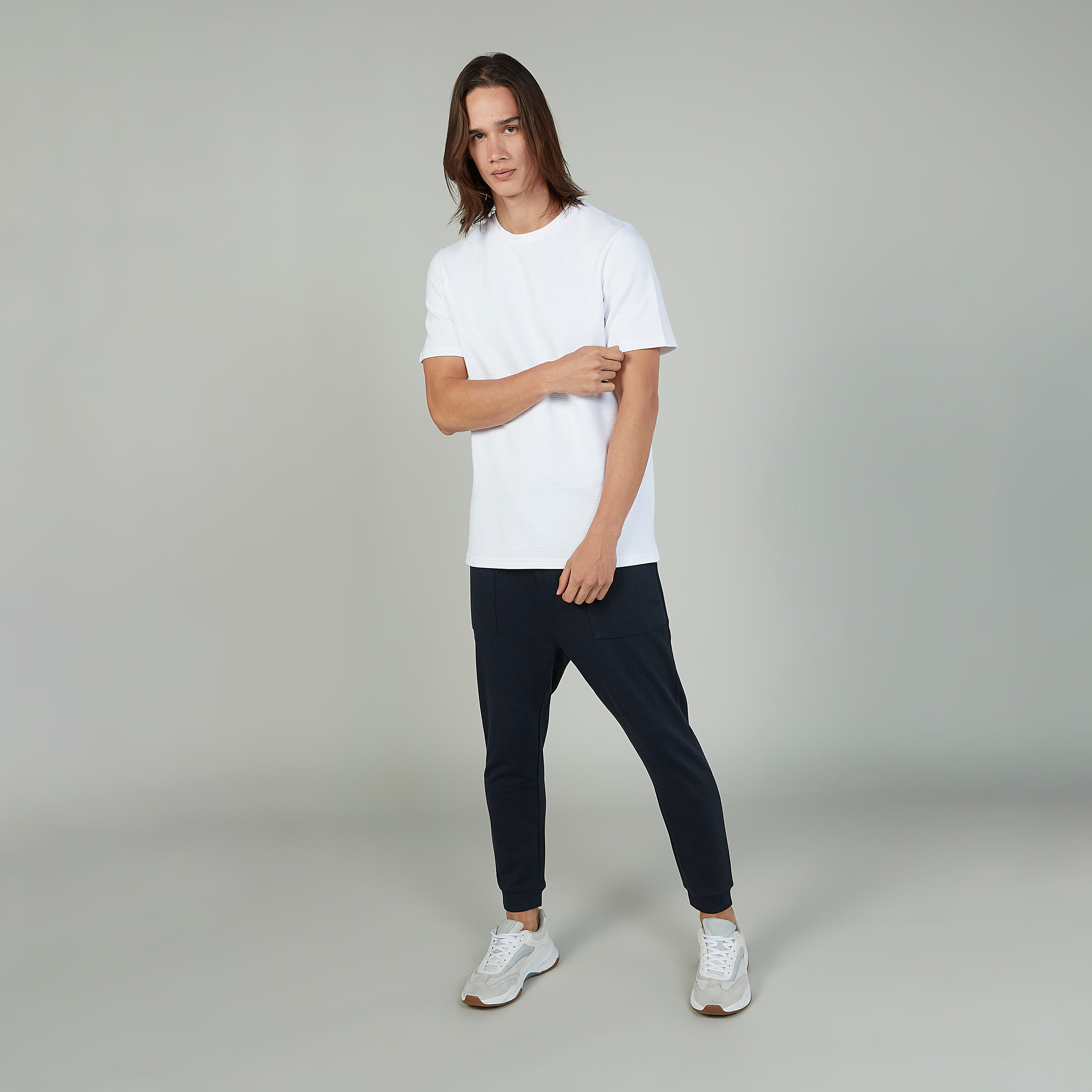 بنطلون رياضي بارز الملمس بخصر مطّاطي وجيوب-men-clothing-bottoms-joggers-image-2