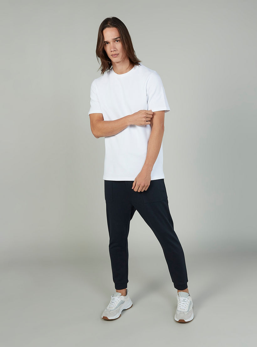 بنطلون رياضي بارز الملمس بخصر مطّاطي وجيوب-men-clothing-bottoms-joggers-image-2