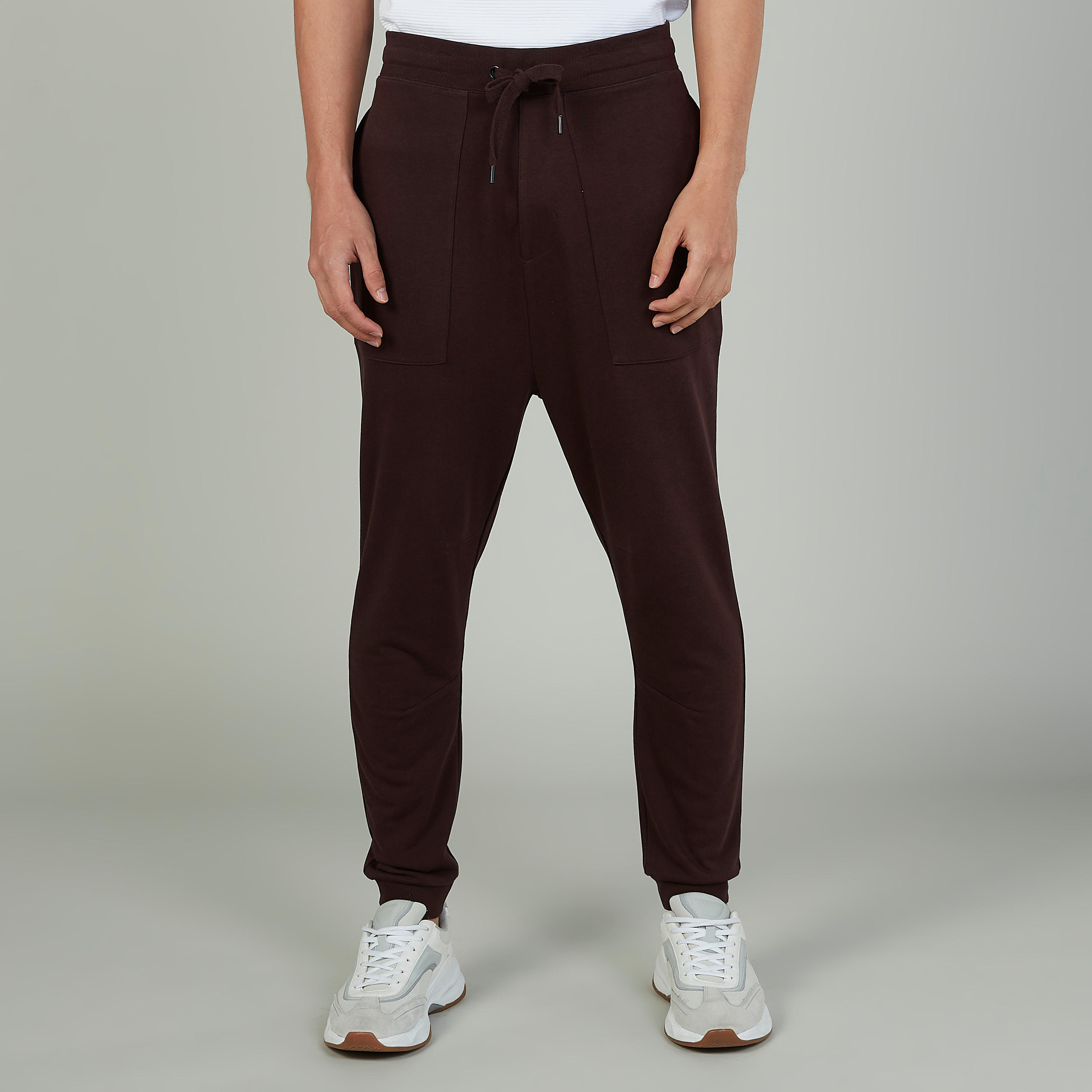 بنطلون رياضي بارز الملمس بخصر مطّاطي وجيوب-men-clothing-bottoms-joggers-image-1