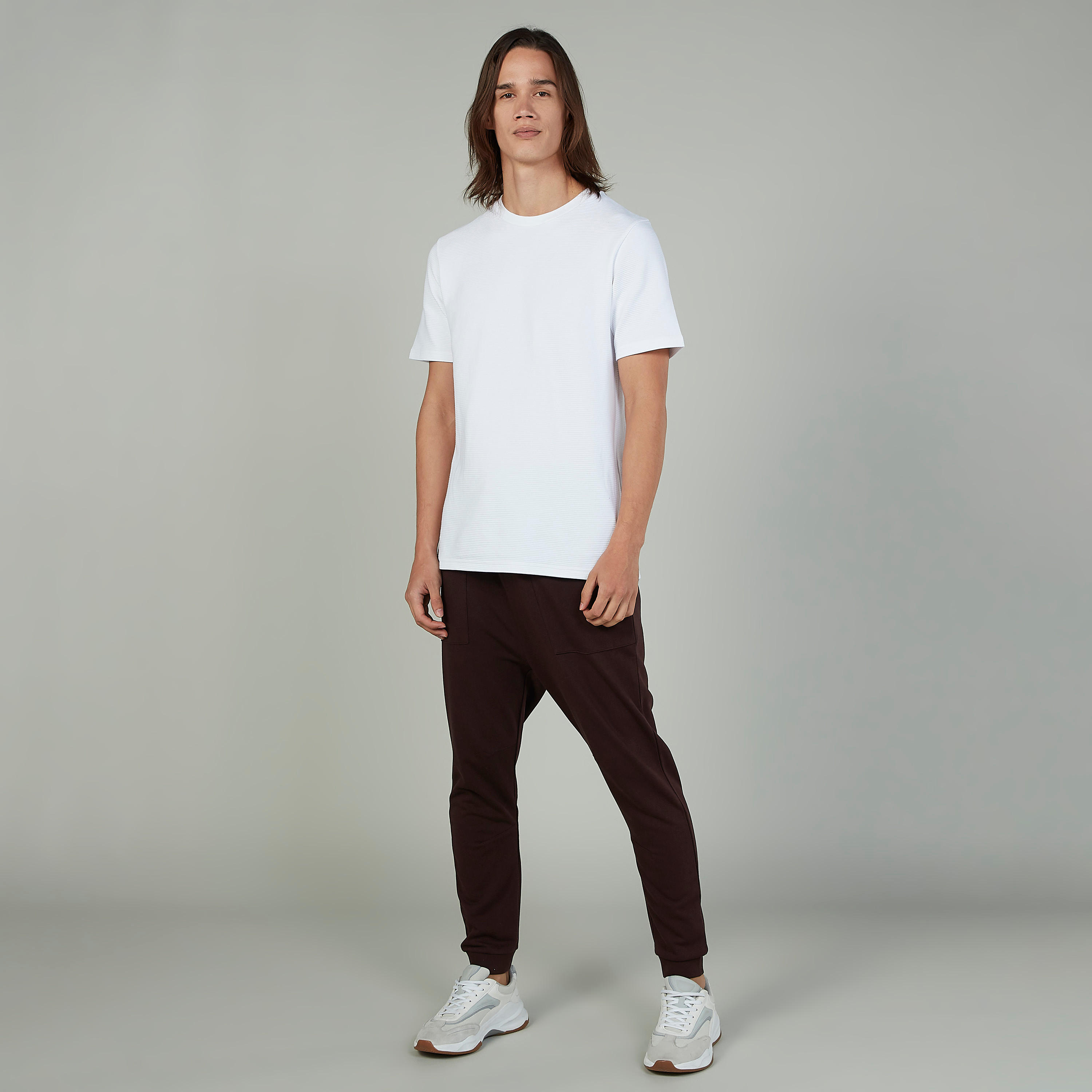 بنطلون رياضي بارز الملمس بخصر مطّاطي وجيوب-men-clothing-bottoms-joggers-image-2