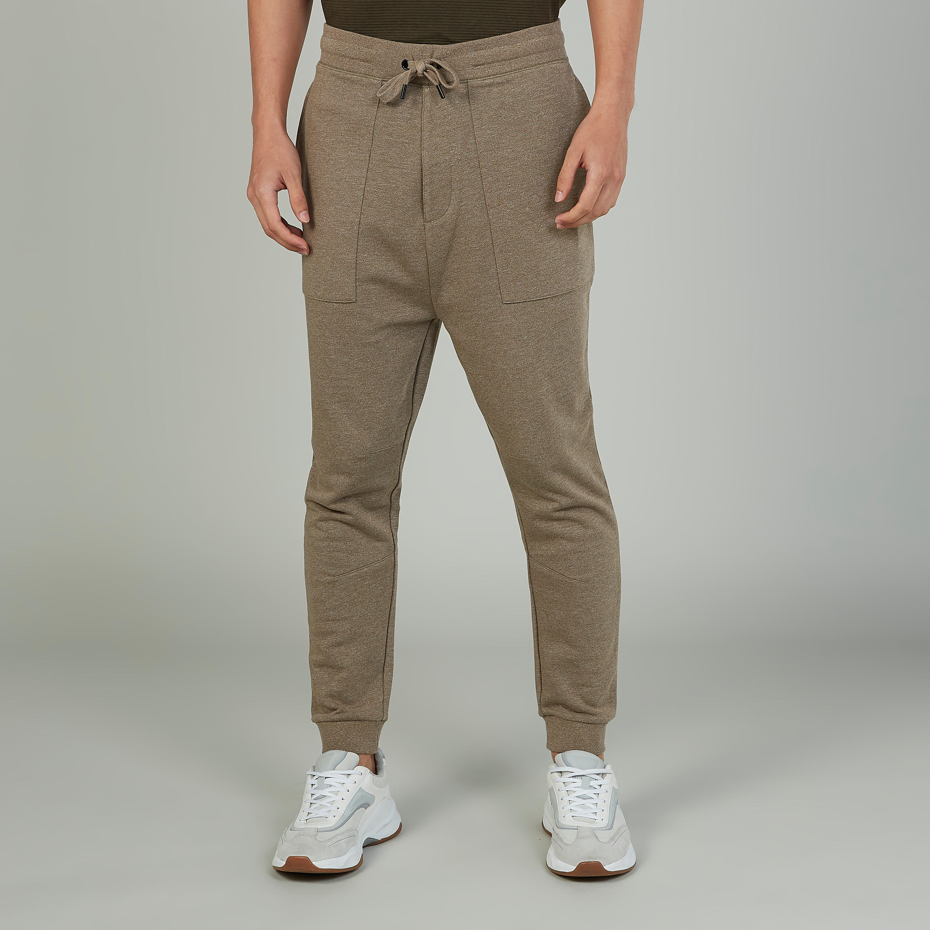 بنطلون رياضي بارز الملمس بخصر مطّاطي وجيوب-men-clothing-bottoms-joggers-image-1