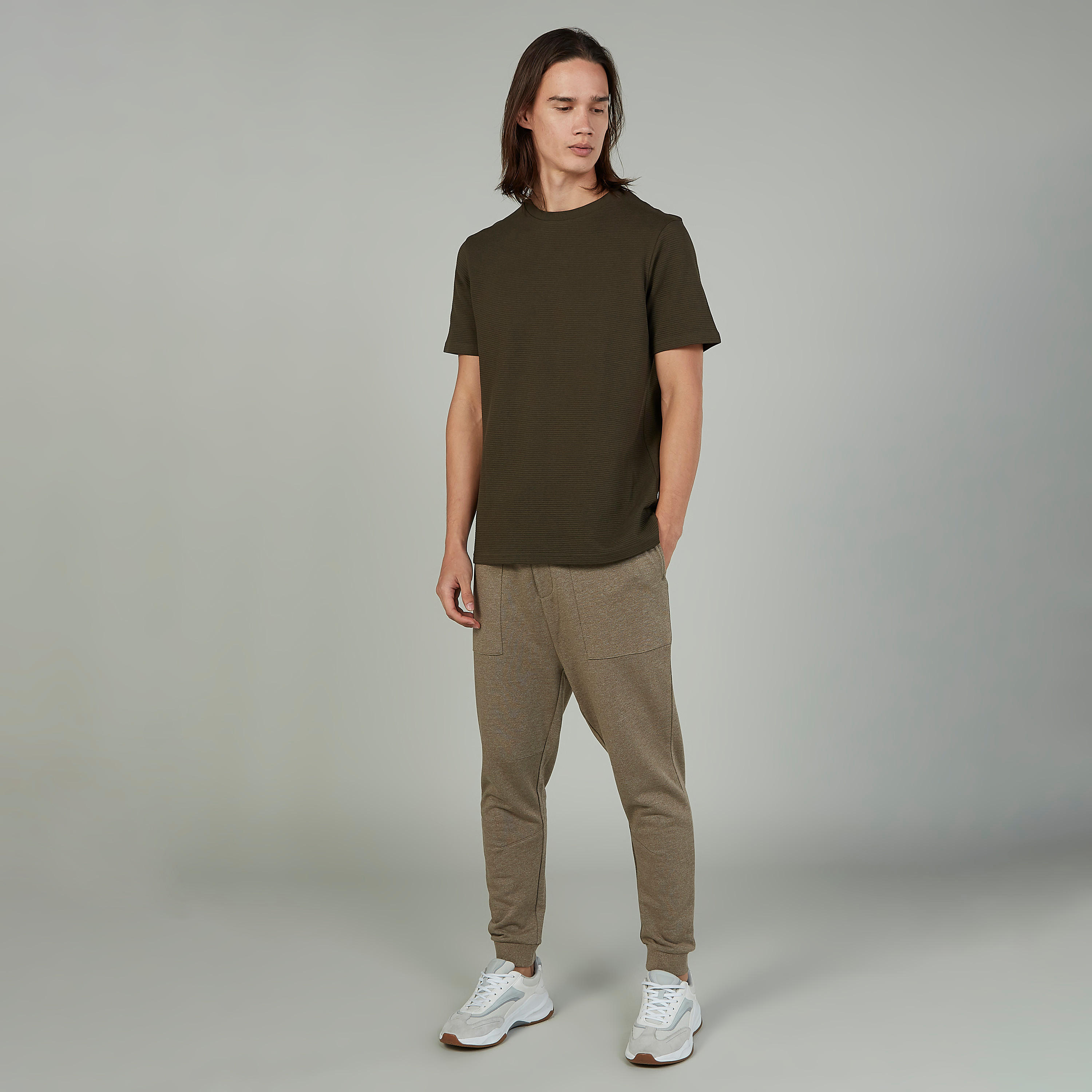 بنطلون رياضي بارز الملمس بخصر مطّاطي وجيوب-men-clothing-bottoms-joggers-image-2