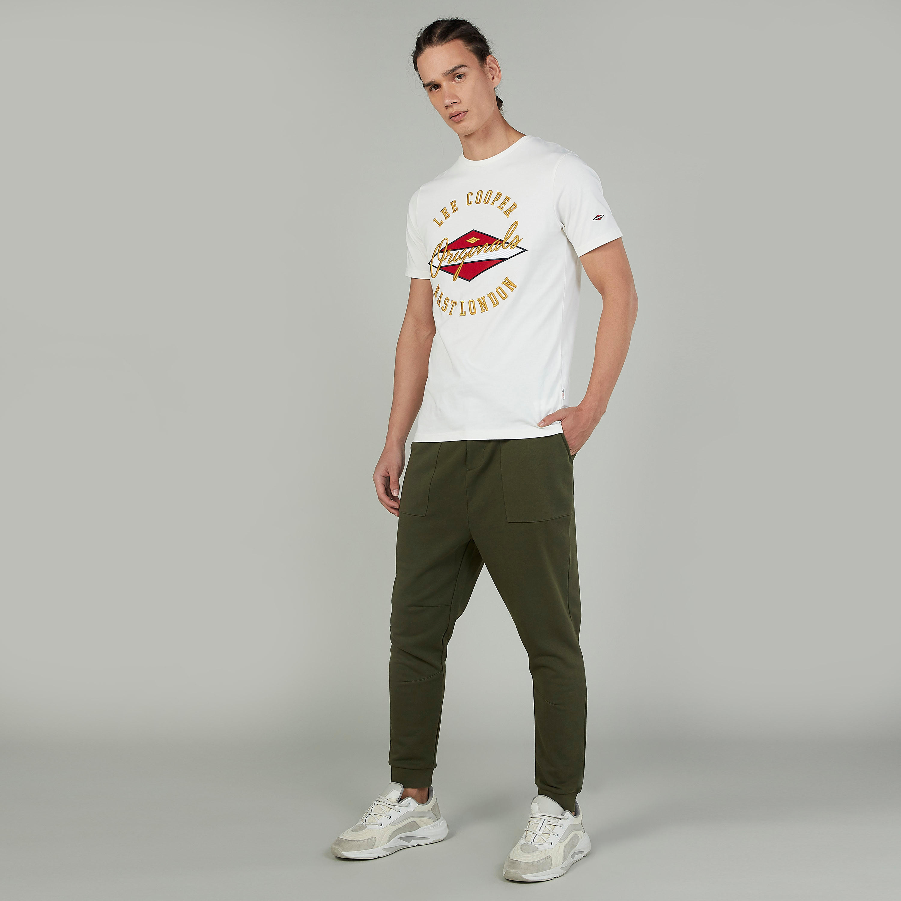 بنطلون سادة بخصر رباط وأساور مطّاطية-men-clothing-bottoms-joggers-image-4