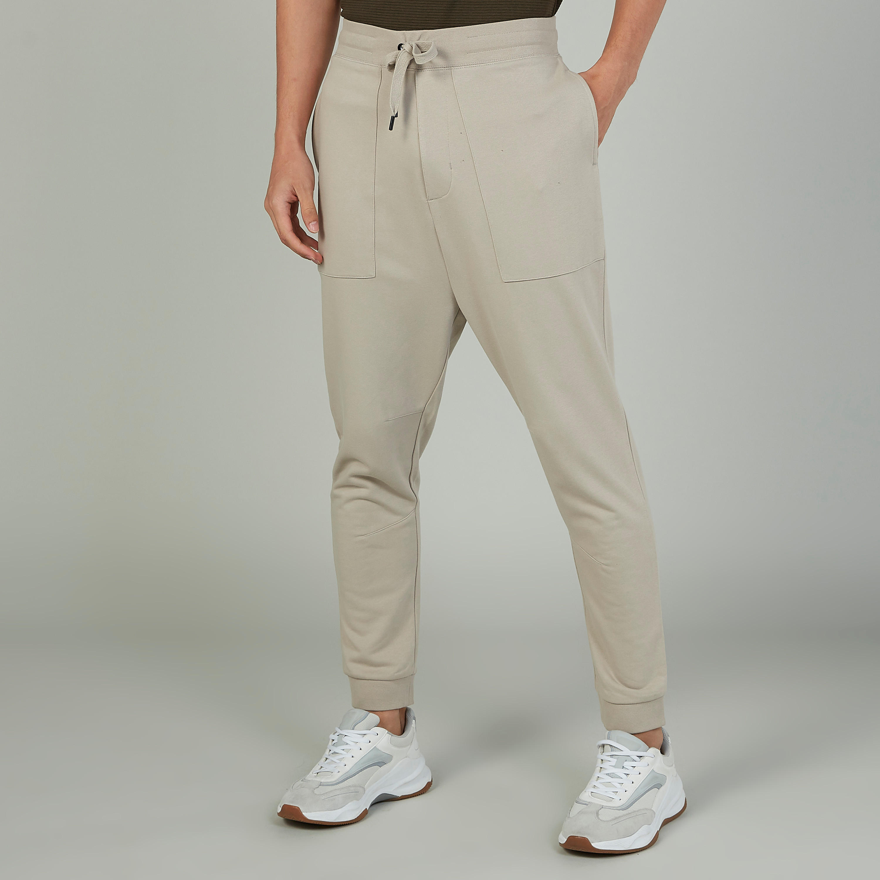 بنطلون رياضي بارز الملمس بخصر مطّاطي وجيوب-men-clothing-bottoms-joggers-image-1