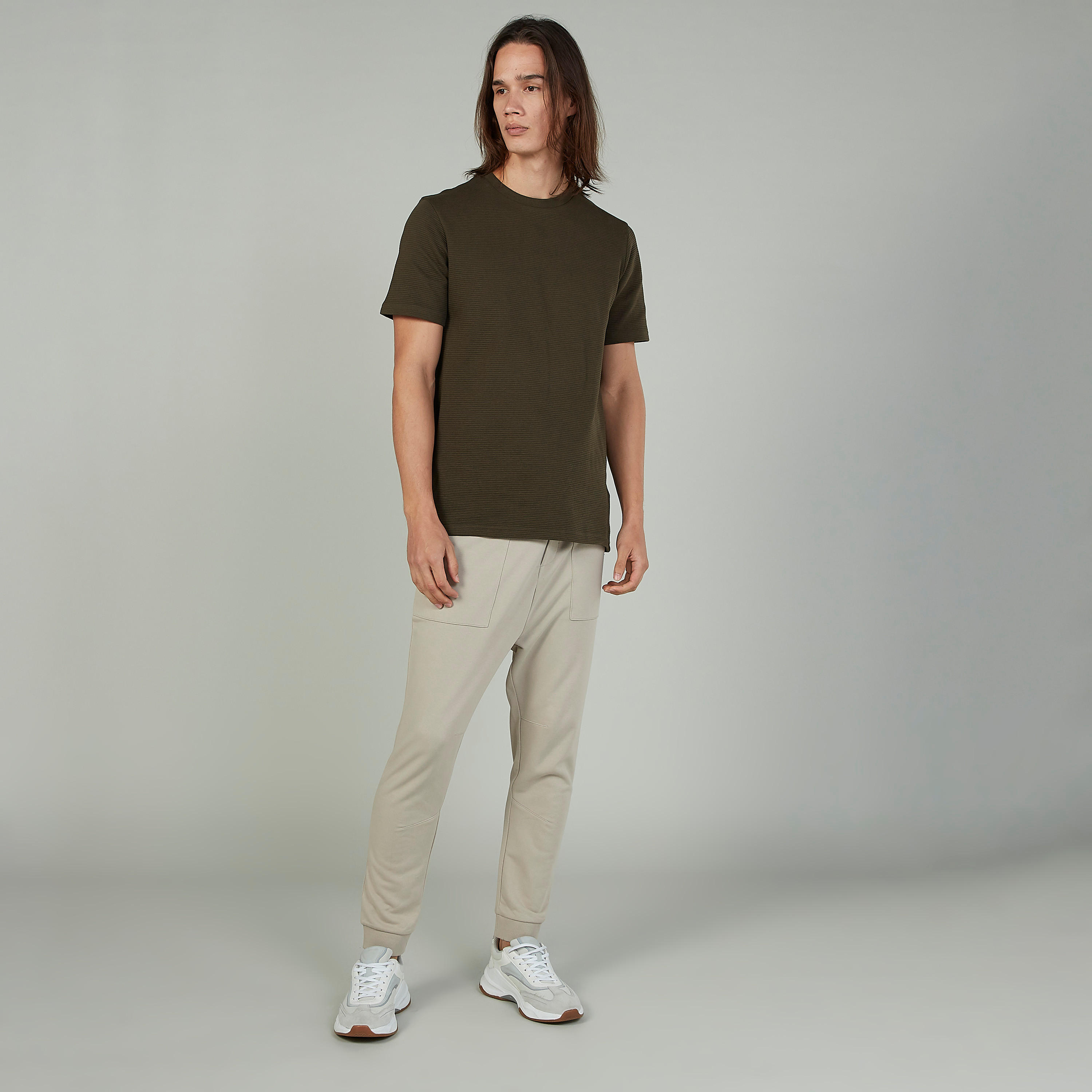 بنطلون رياضي بارز الملمس بخصر مطّاطي وجيوب-men-clothing-bottoms-joggers-image-2