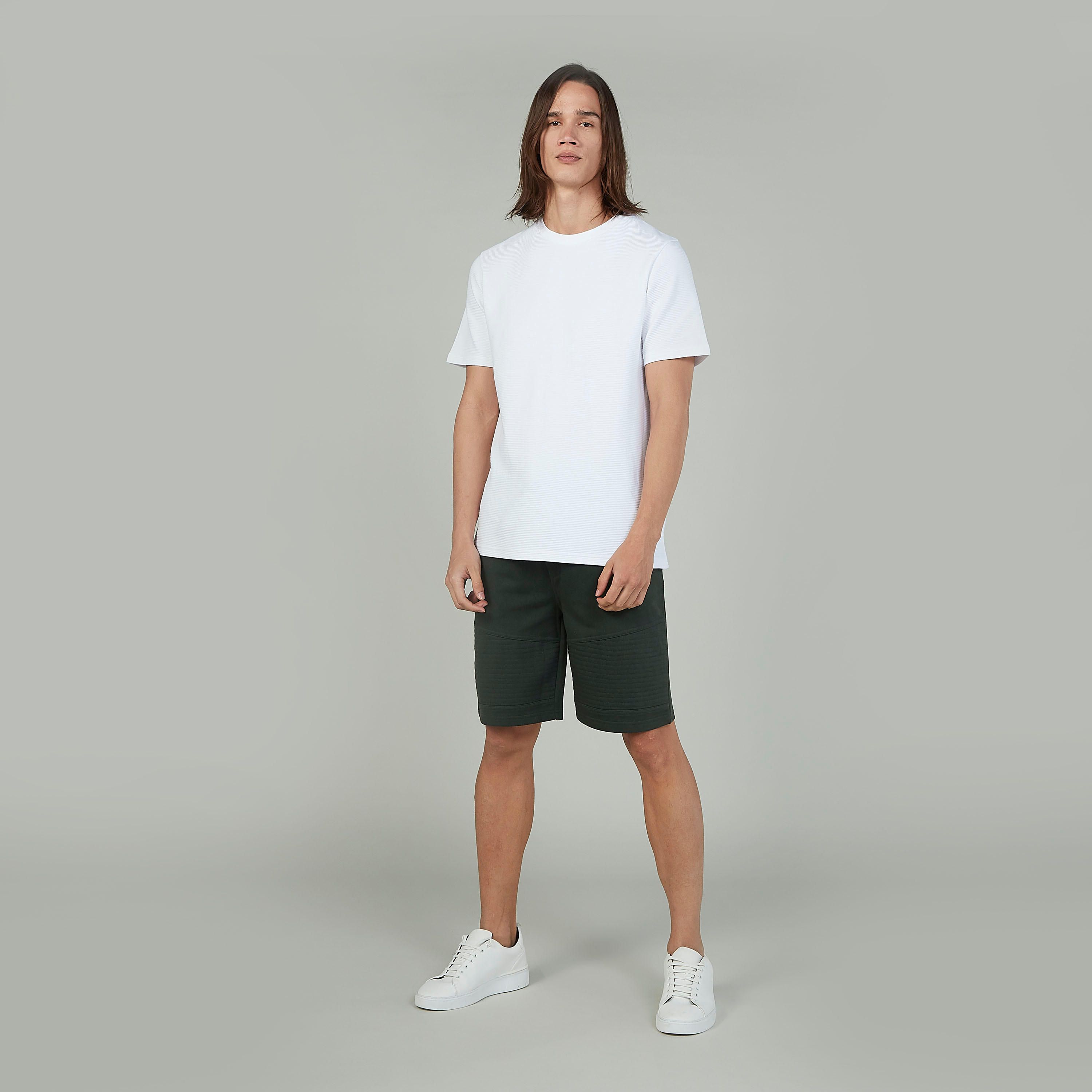 شورت بارز الملمس بخصر مطّاطي وجيوب-men-clothing-bottoms-shorts-image-2