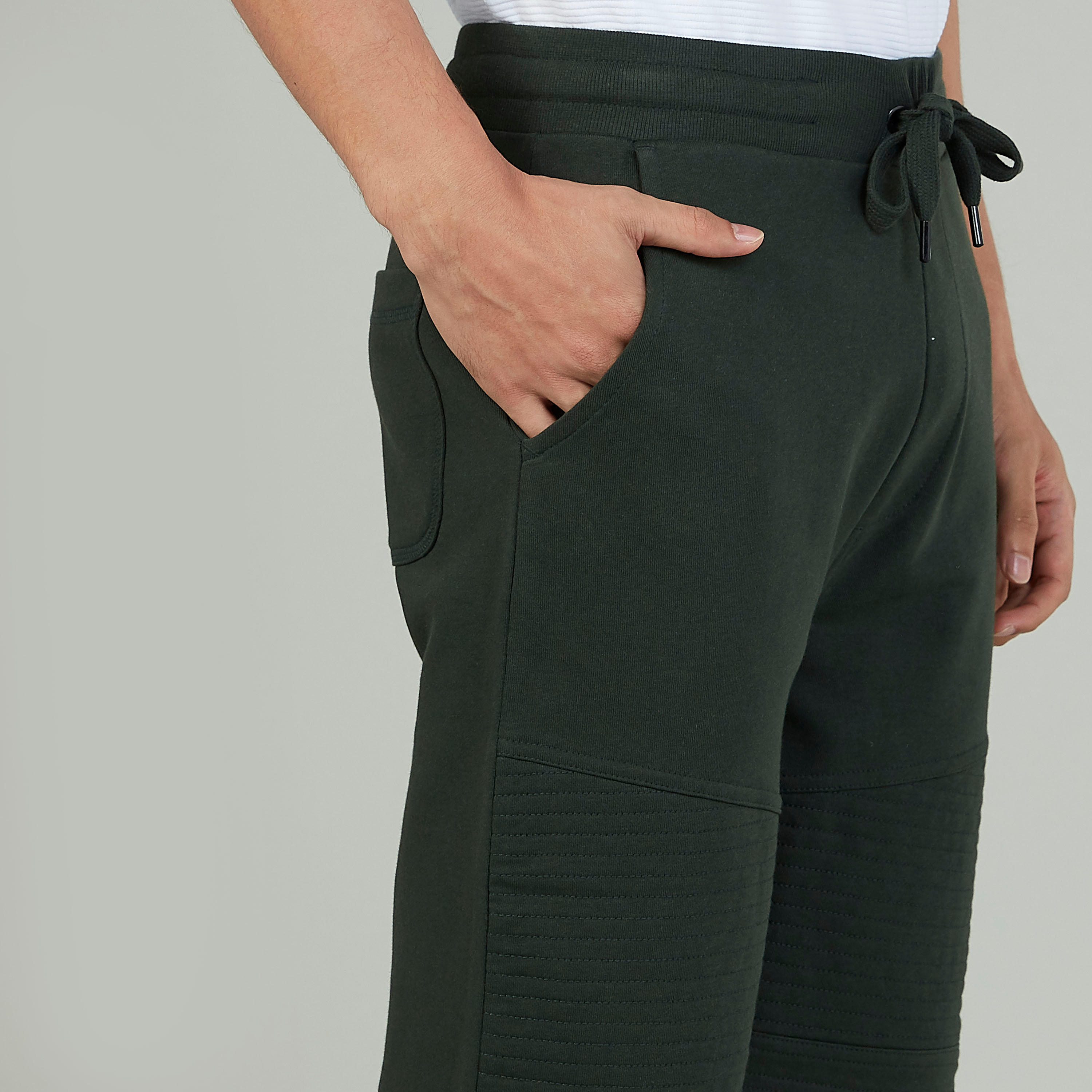 شورت بارز الملمس بخصر مطّاطي وجيوب-men-clothing-bottoms-shorts-image-3