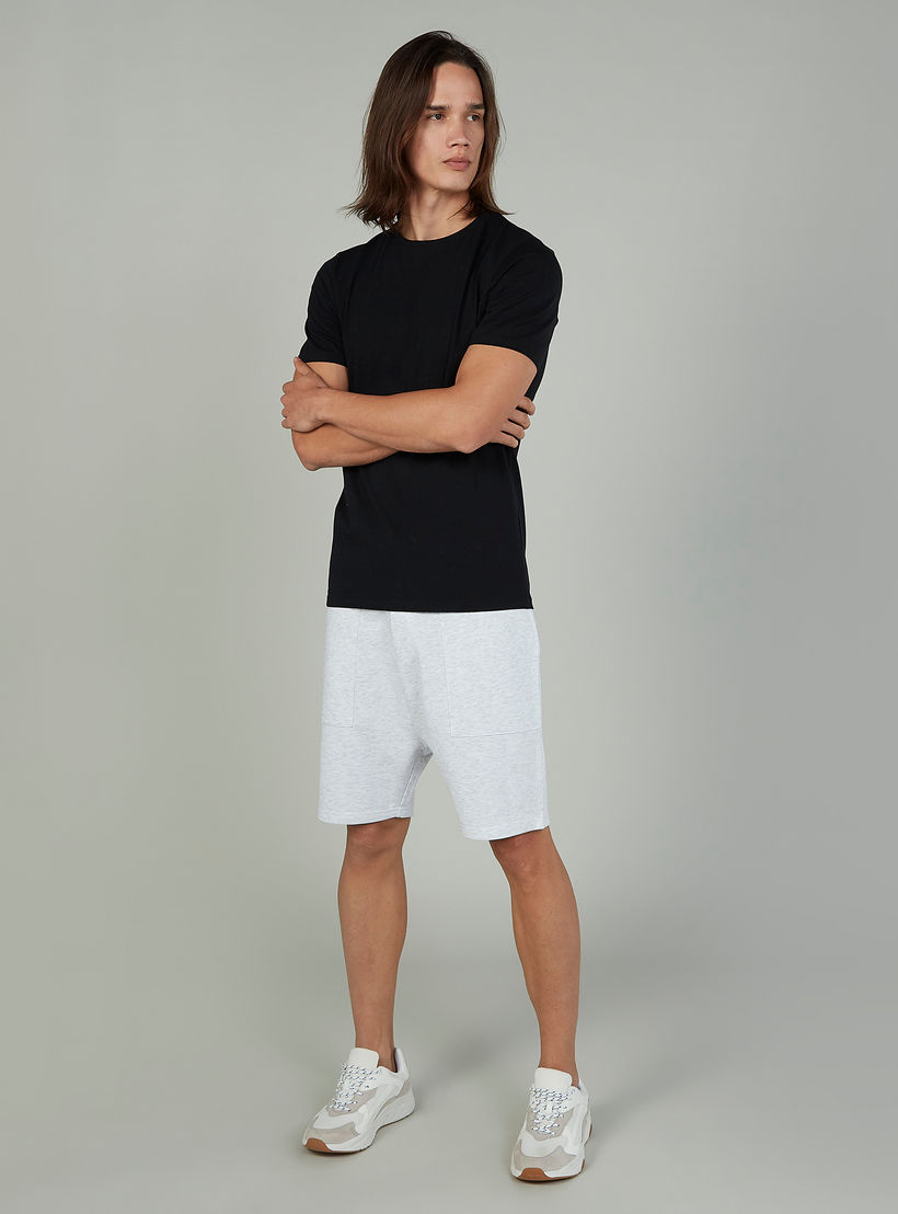 شورت بارز الملمس بخصر مطّاطي وجيوب-men-clothing-bottoms-shorts-image-2