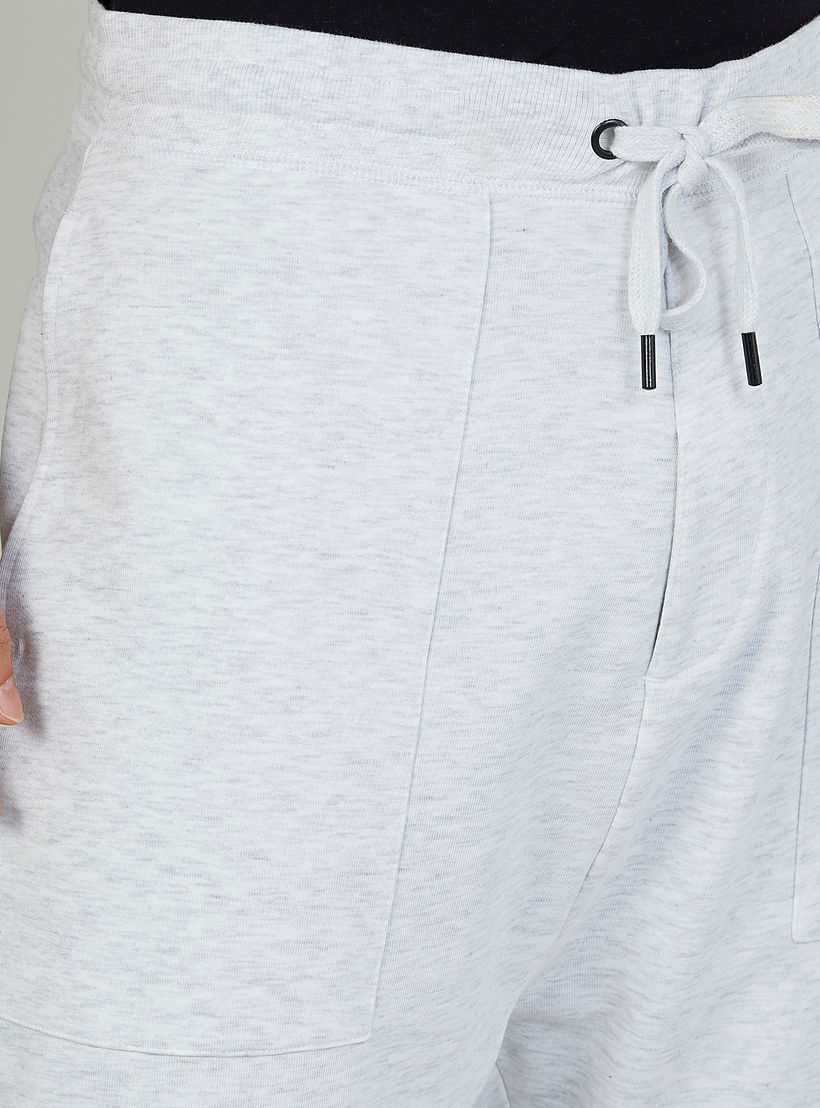 شورت بارز الملمس بخصر مطّاطي وجيوب-men-clothing-bottoms-shorts-image-3