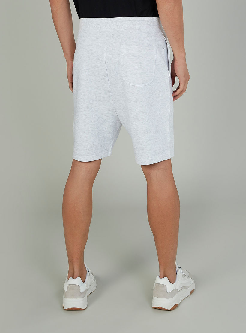 شورت بارز الملمس بخصر مطّاطي وجيوب-men-clothing-bottoms-shorts-image-4