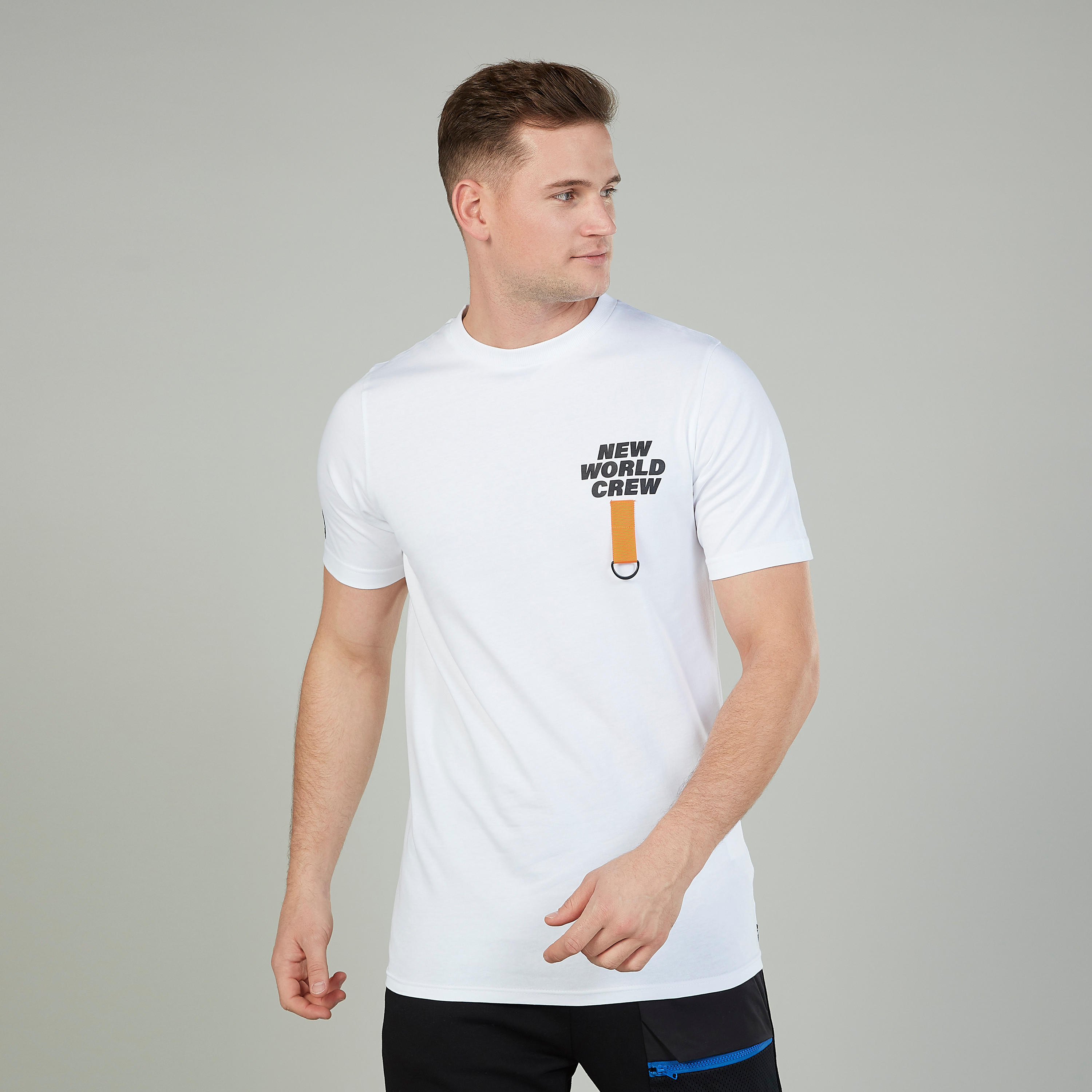 تيشيرت بياقة ضيّقة وأكمام قصيرة وطبعات-men-clothing-tshirtsandpolos-tshirts-image-1