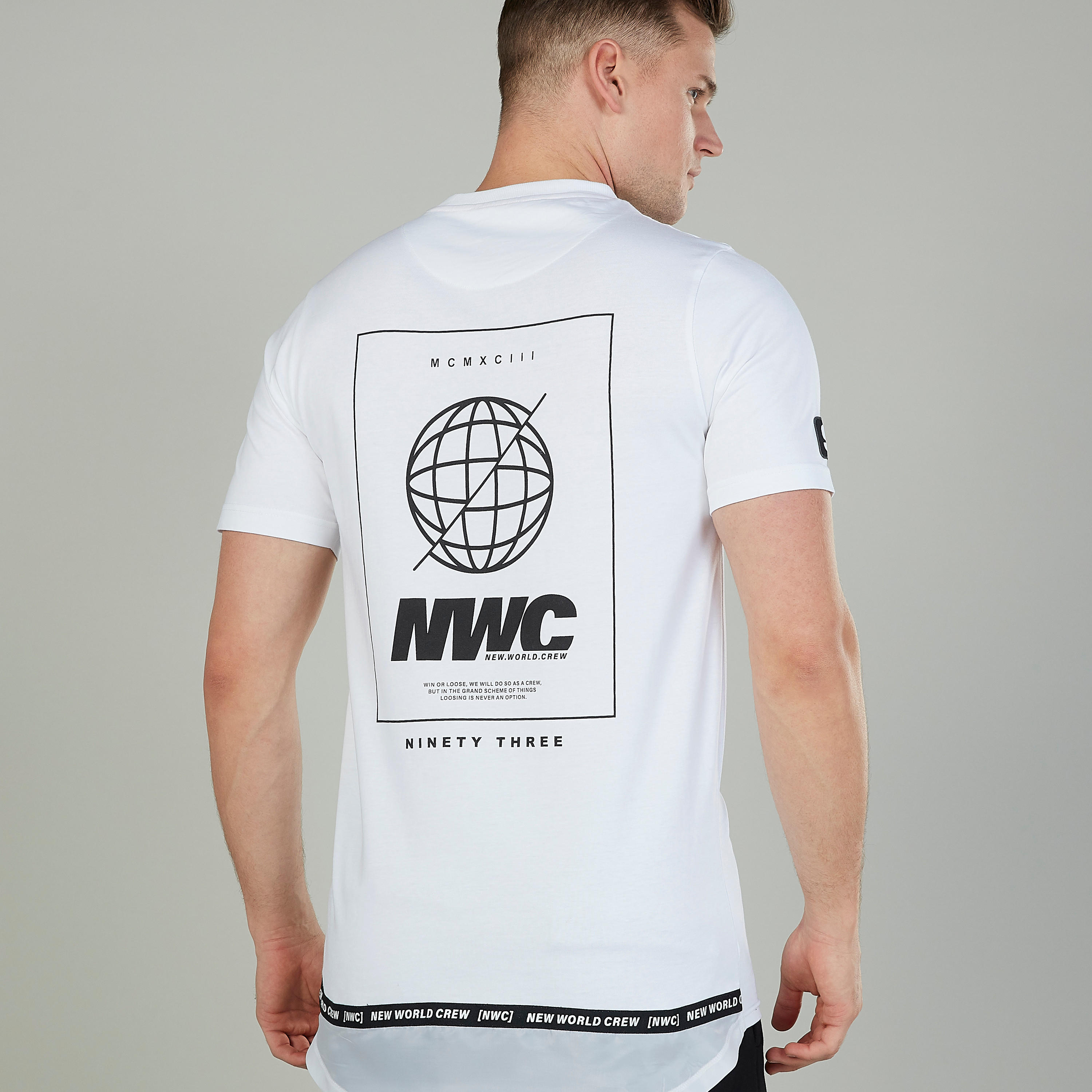 تيشيرت بياقة ضيّقة وأكمام قصيرة وطبعات-men-clothing-tshirtsandpolos-tshirts-image-3