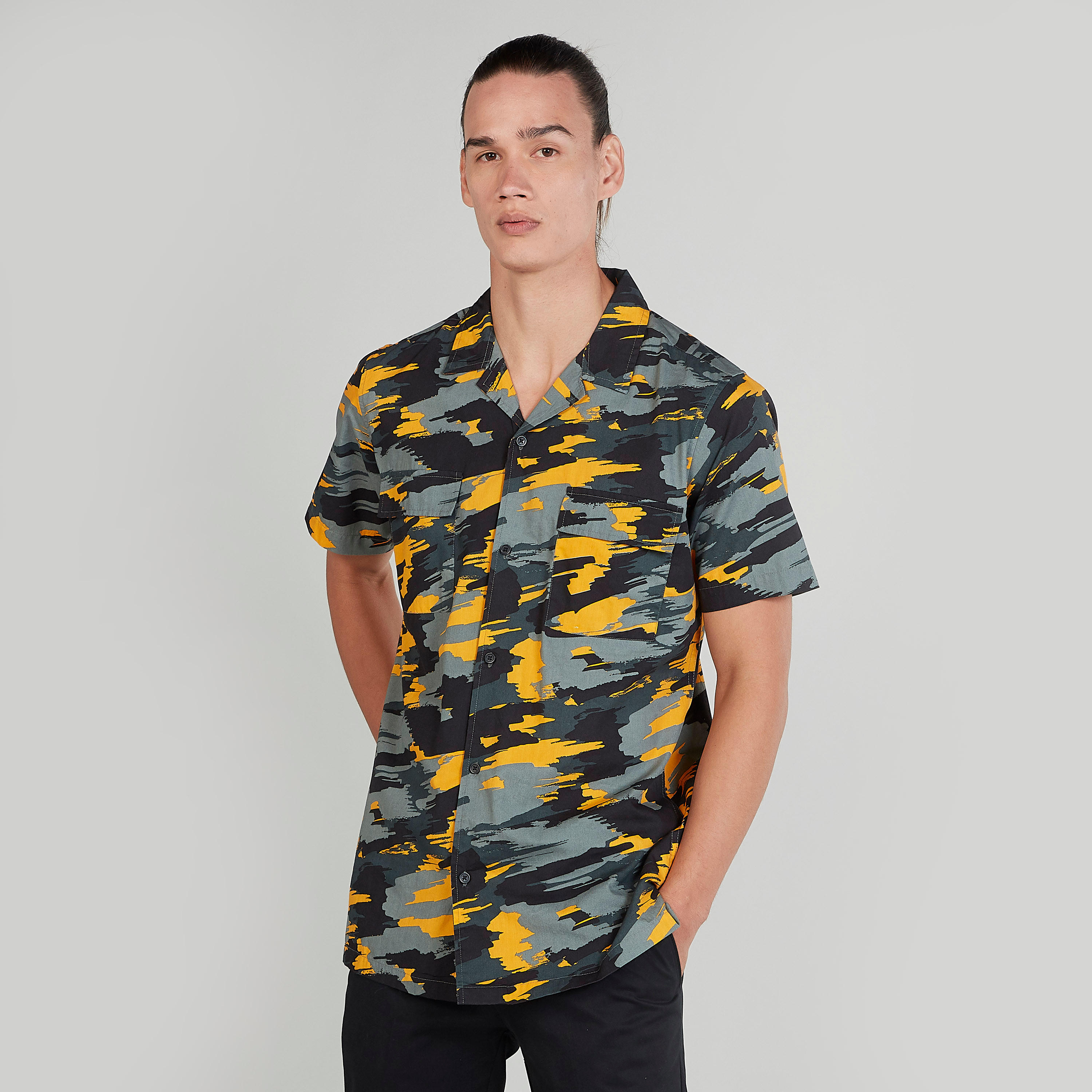 قميص بقصّة سليم وأكمام قصيرة وجيوب بطيّة وطبعات-men-clothing-shirts-image-1